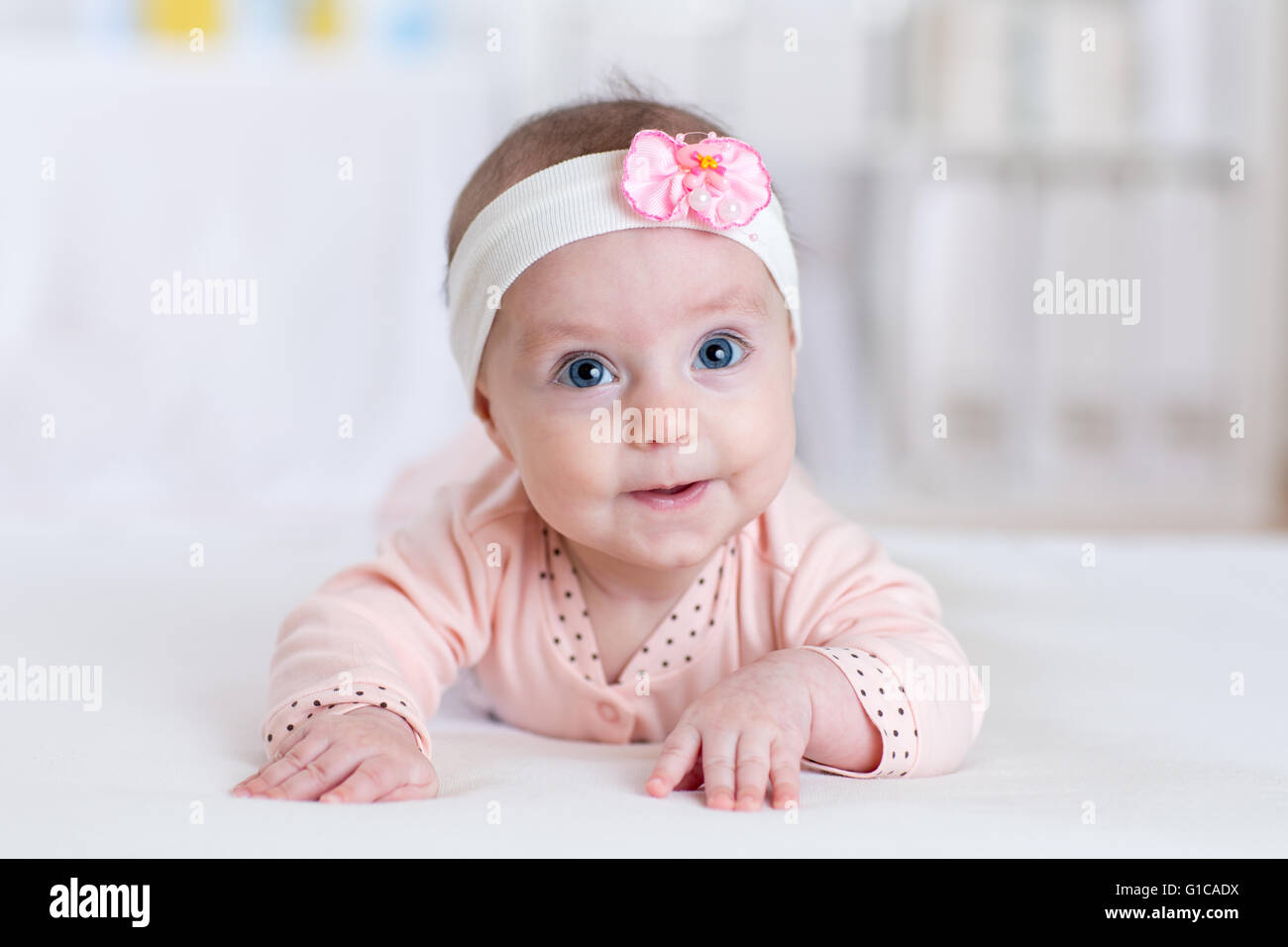 Porträt von niedlichen Babymädchen Stockfoto