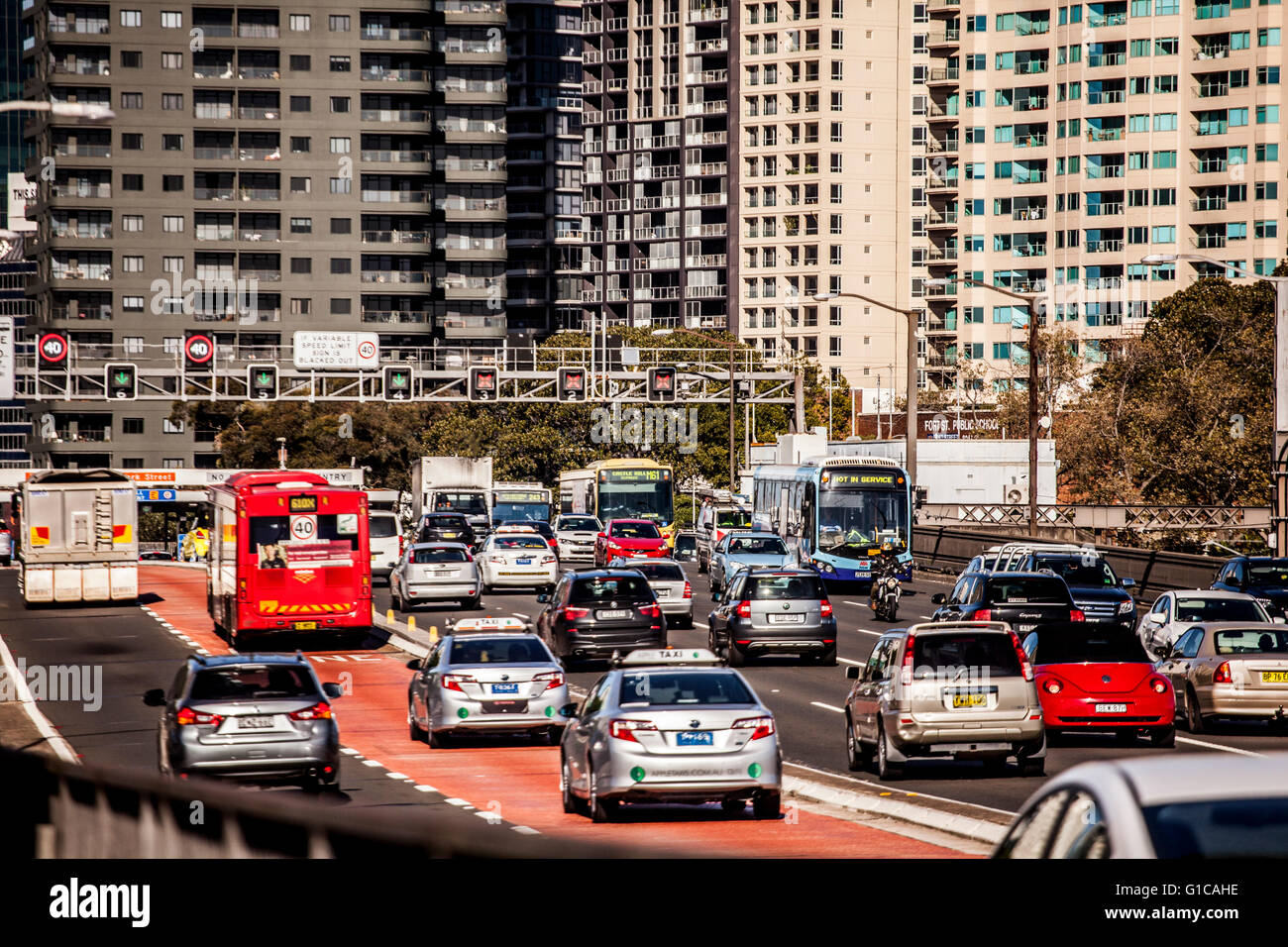 Sydney, Australien - 15. Mai 2015: Feierabendverkehr auf einer Schnellstraße in Sydney, Australien Stockfoto