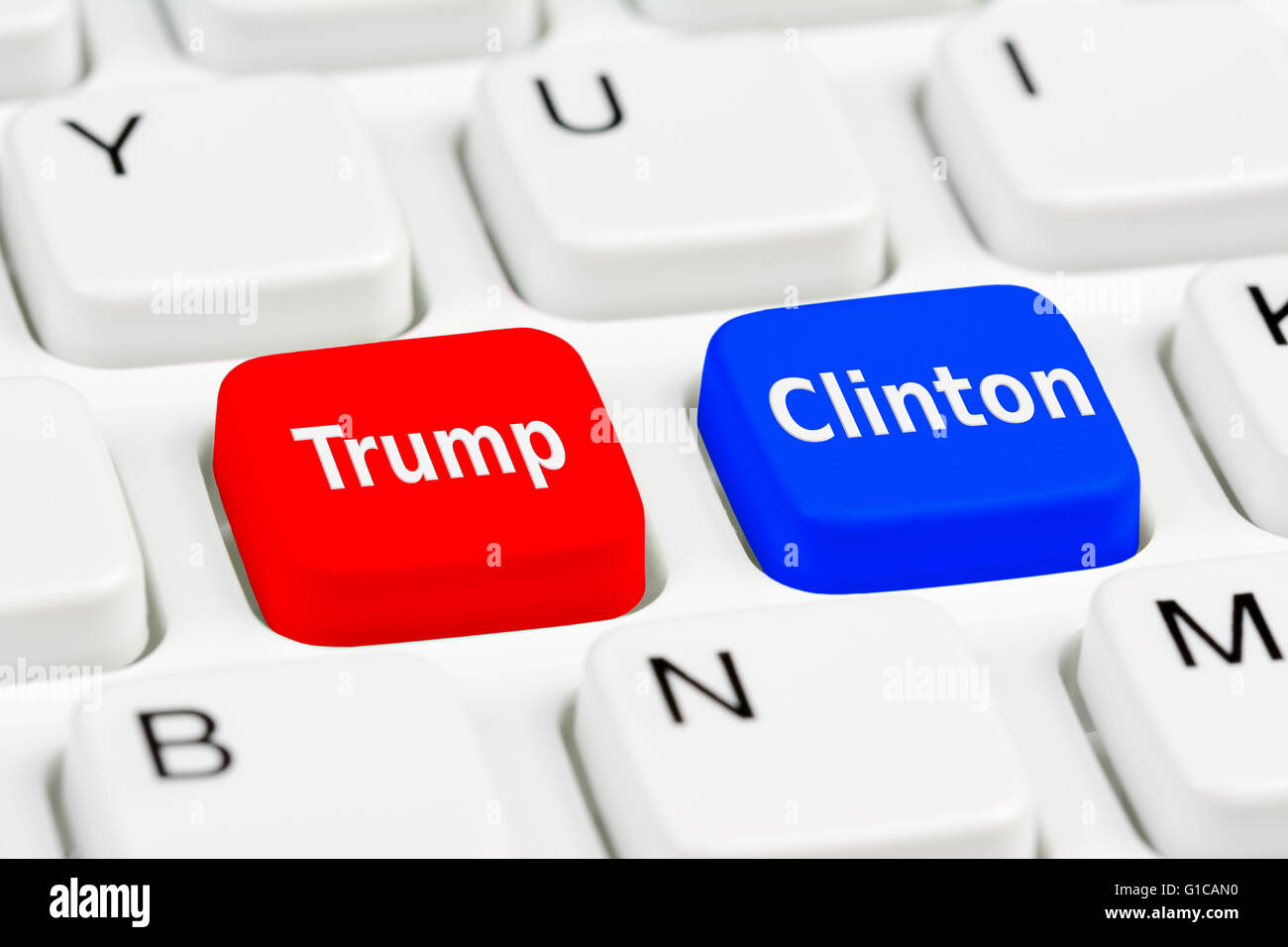 Trump und Clinton Abstimmungsschaltflächen auf einer Computertastatur. Stockfoto