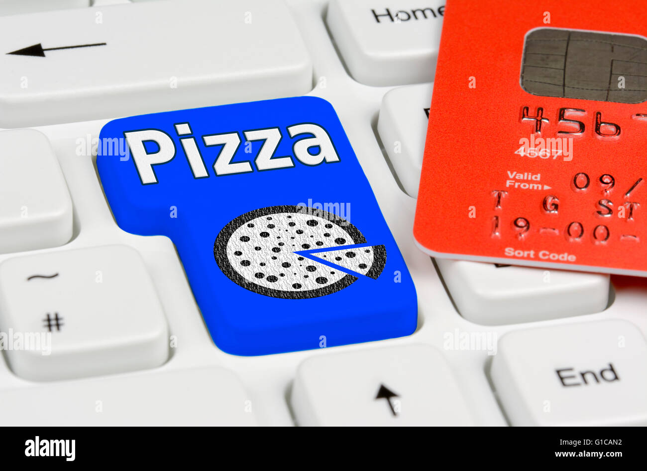 Pizza bestellen Knopf mit EC-Karte auf einer Computertastatur. Stockfoto