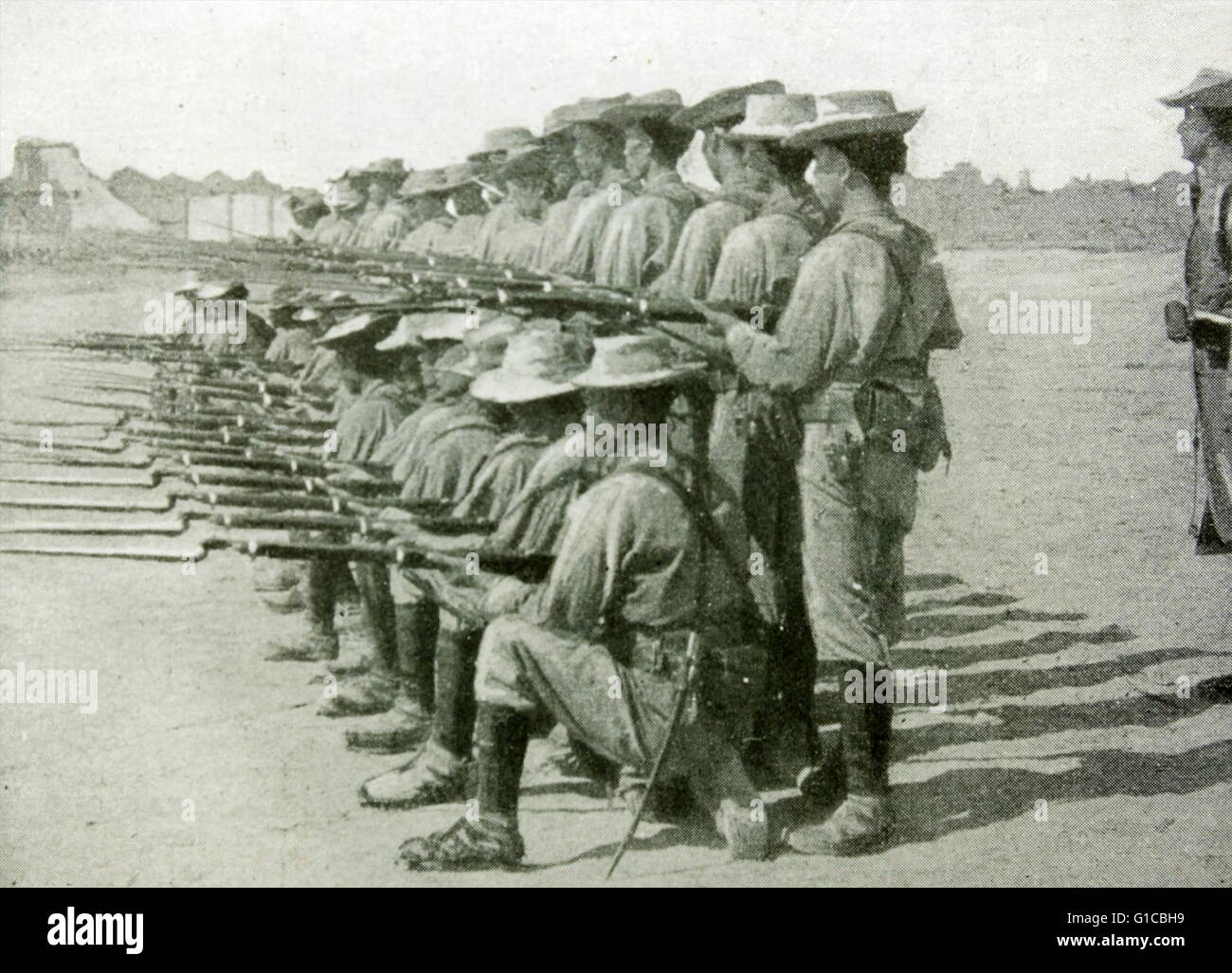 Foto von einem chinesischen Geschwader mit modernen Waffen und von europäischen Offizieren gebohrt Stockfoto