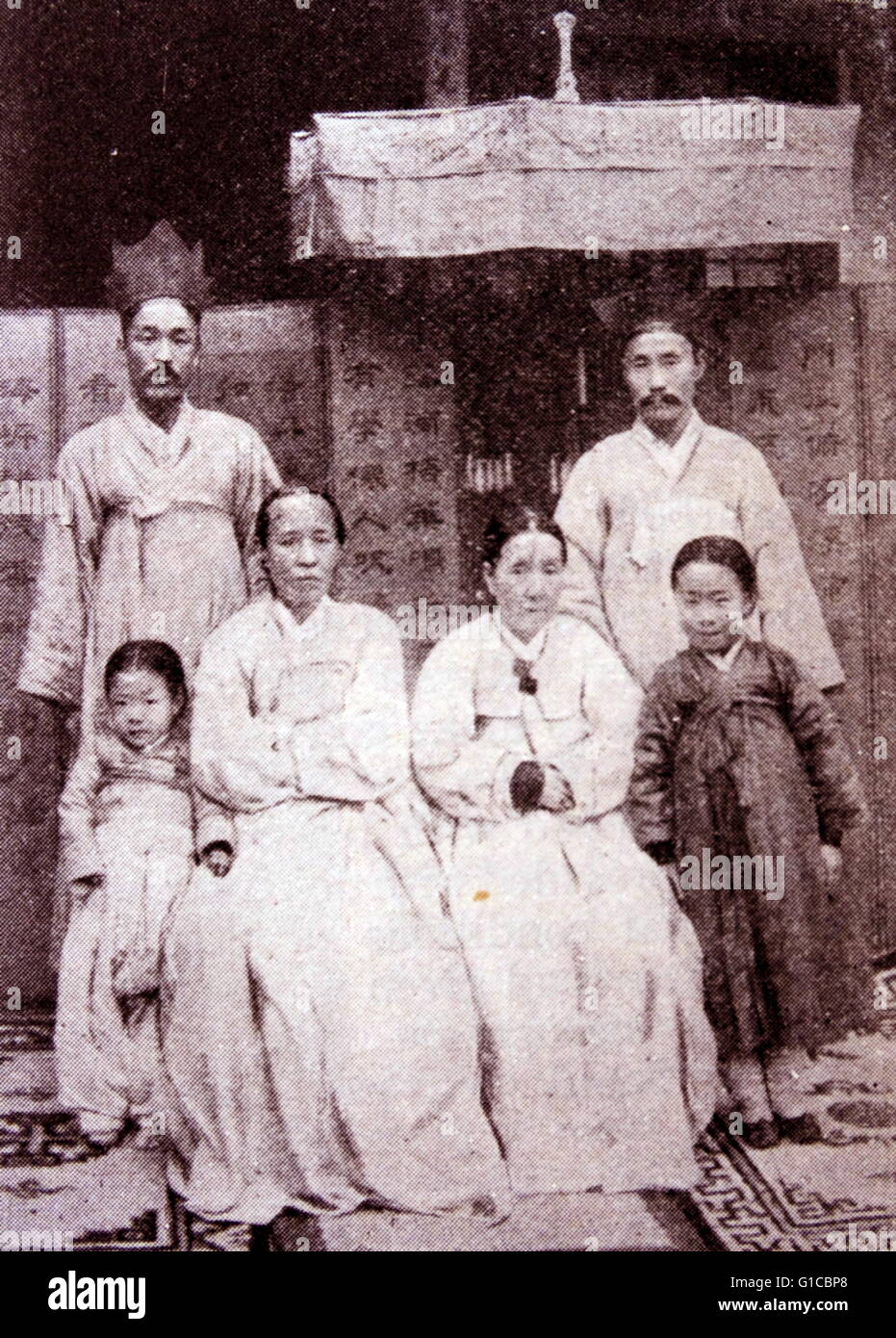 Fotografische Porträt einer koreanischen Familie der aristokratischen Klasse. Datiert 1890 Stockfoto