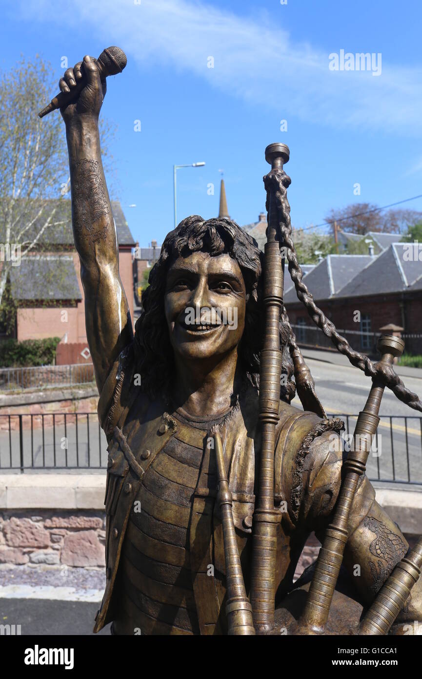 Lebensgroßen Statue von ac/dc-Sänger Bon Scott in Kirriemuir Schottland Mai 2016 Stockfoto