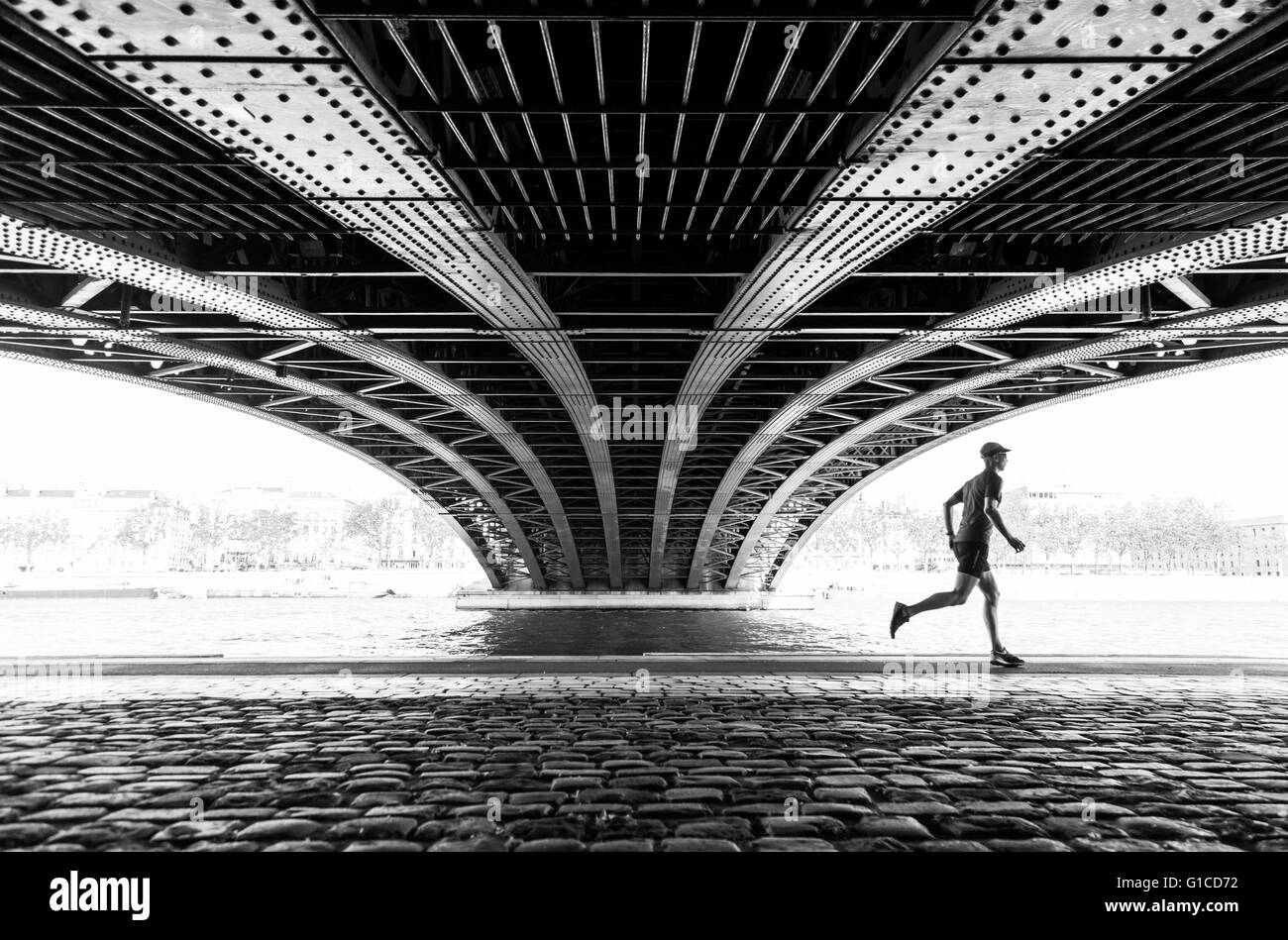 Sportler, die unter einer Brücke in Lyon an einem schönen Frühlingstag. Sport-Konzept mit Bewegungsunschärfe und flachen konzentrieren. Stockfoto