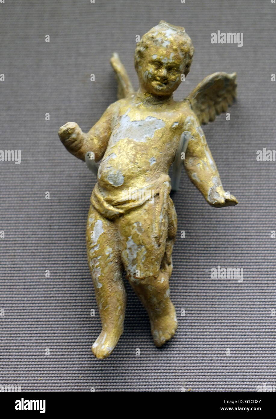 Bemalte und vergoldete Terrakotta-Figur des Eros, der griechische Gott der Liebe auf der Flucht. 200 v. Chr. datiert Stockfoto
