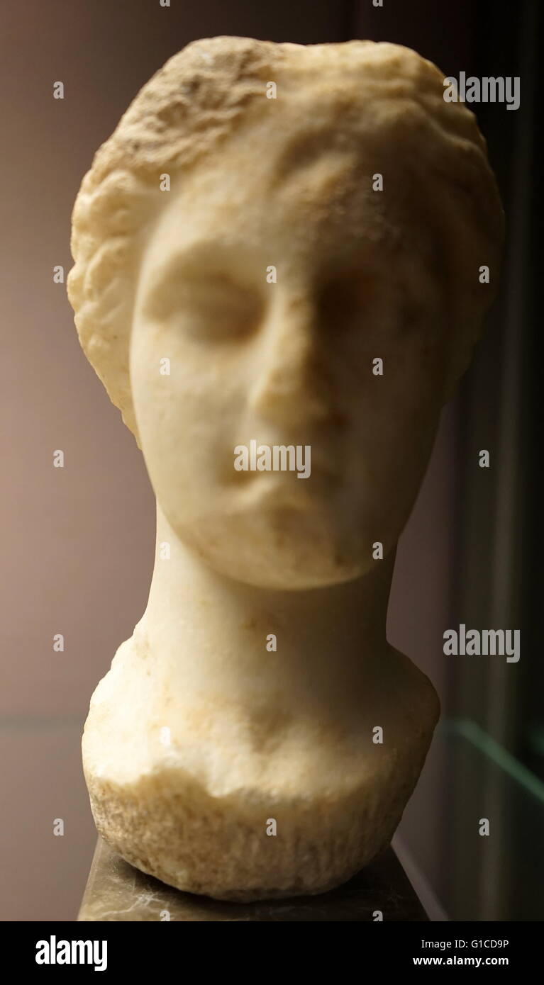 Marmorkopf einer jungen Frau. 326 v. Chr. datiert Stockfoto
