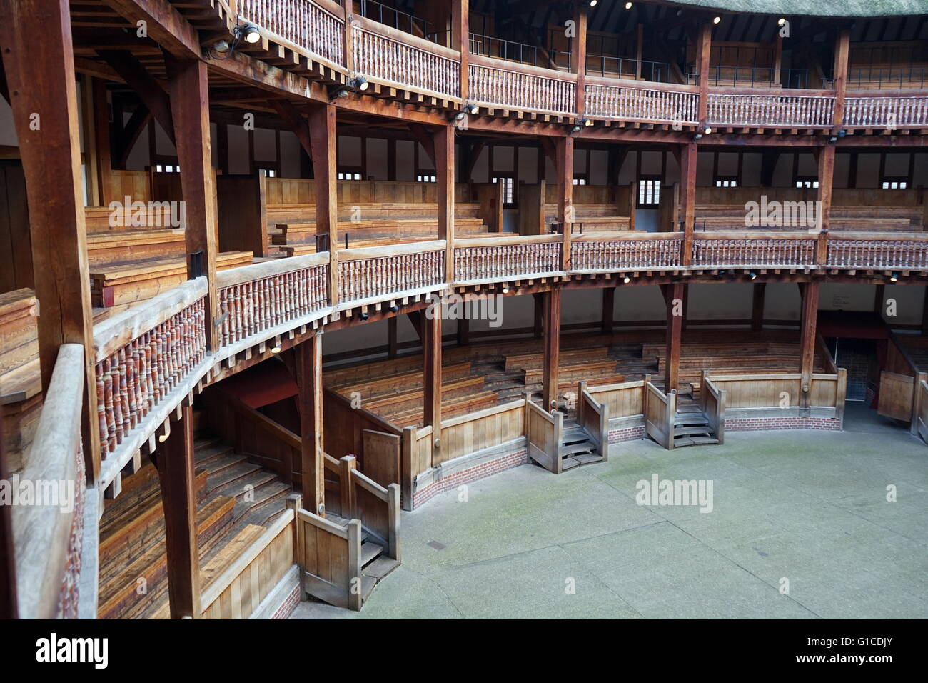 Innere des Globe Theatre London, William Shakespeare zugeordnet. Erbaut im 16. Jahrhundert von Shakespeares spielen Unternehmen, der Lord Chamberlain es Men. London. Datierte 2015 Stockfoto