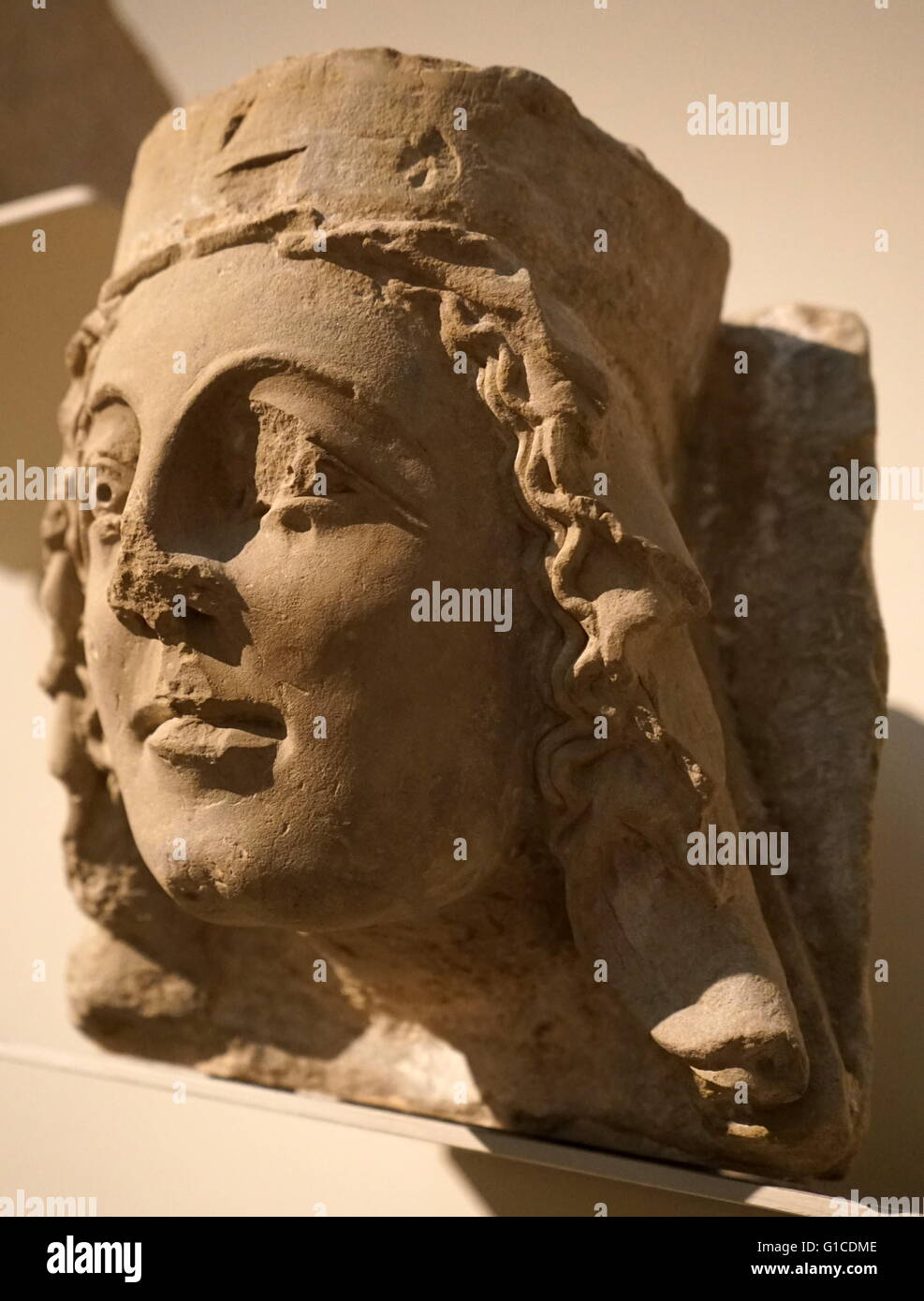 Sandstein-Schnitzerei der Kopf einer Königin. Der Kopf gehörte wahrscheinlich zu Mortimer Familie während des 14. Jahrhunderts Stockfoto