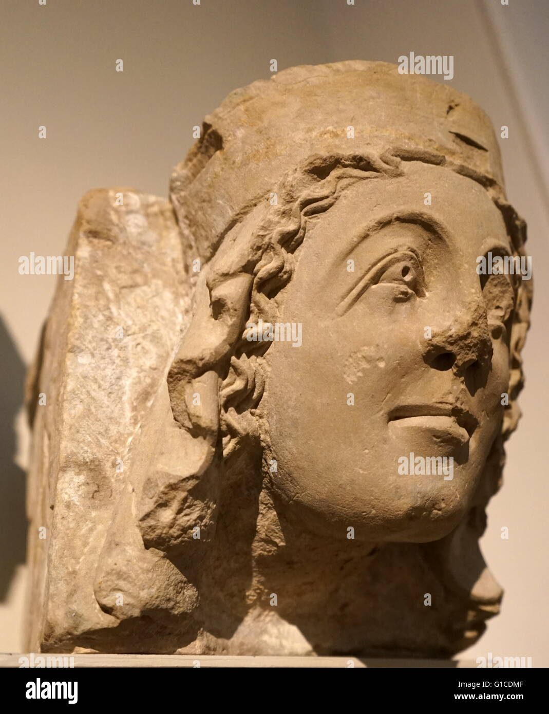 Sandstein-Schnitzerei der Kopf einer Königin. Der Kopf gehörte wahrscheinlich zu Mortimer Familie während des 14. Jahrhunderts Stockfoto