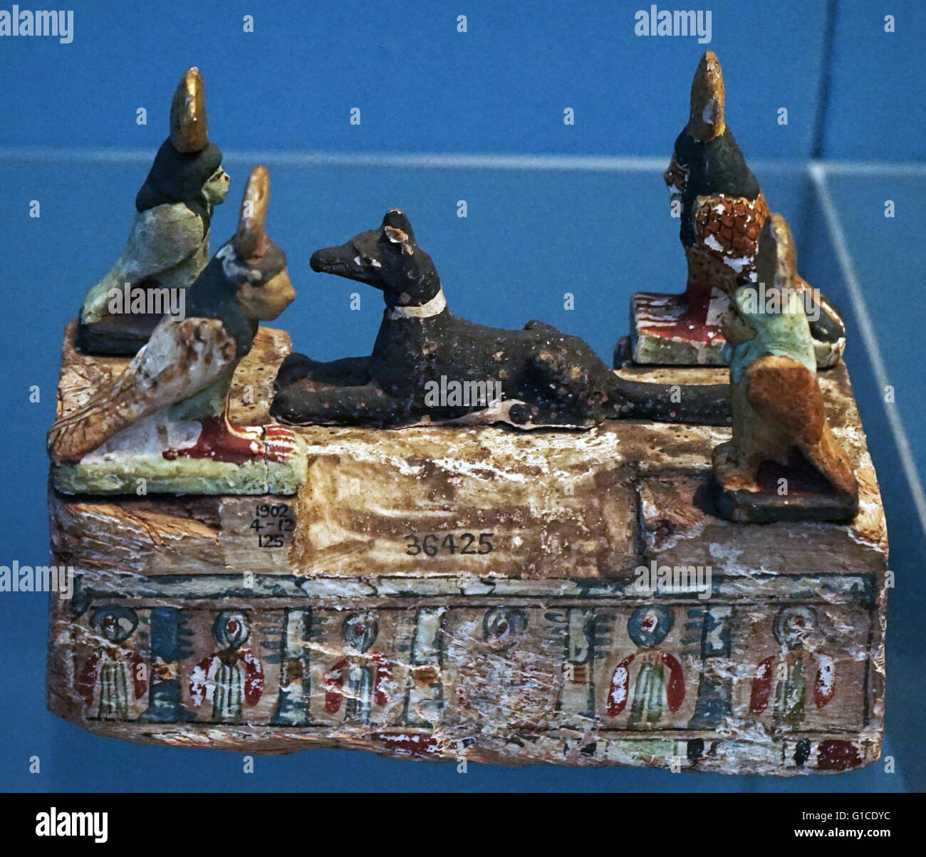 Miniatur-Sarkophag von lackiertem Holz mit Ba-Vögel und Schakal aus der Ptolemäerzeit. 305 v. Chr. datiert Stockfoto