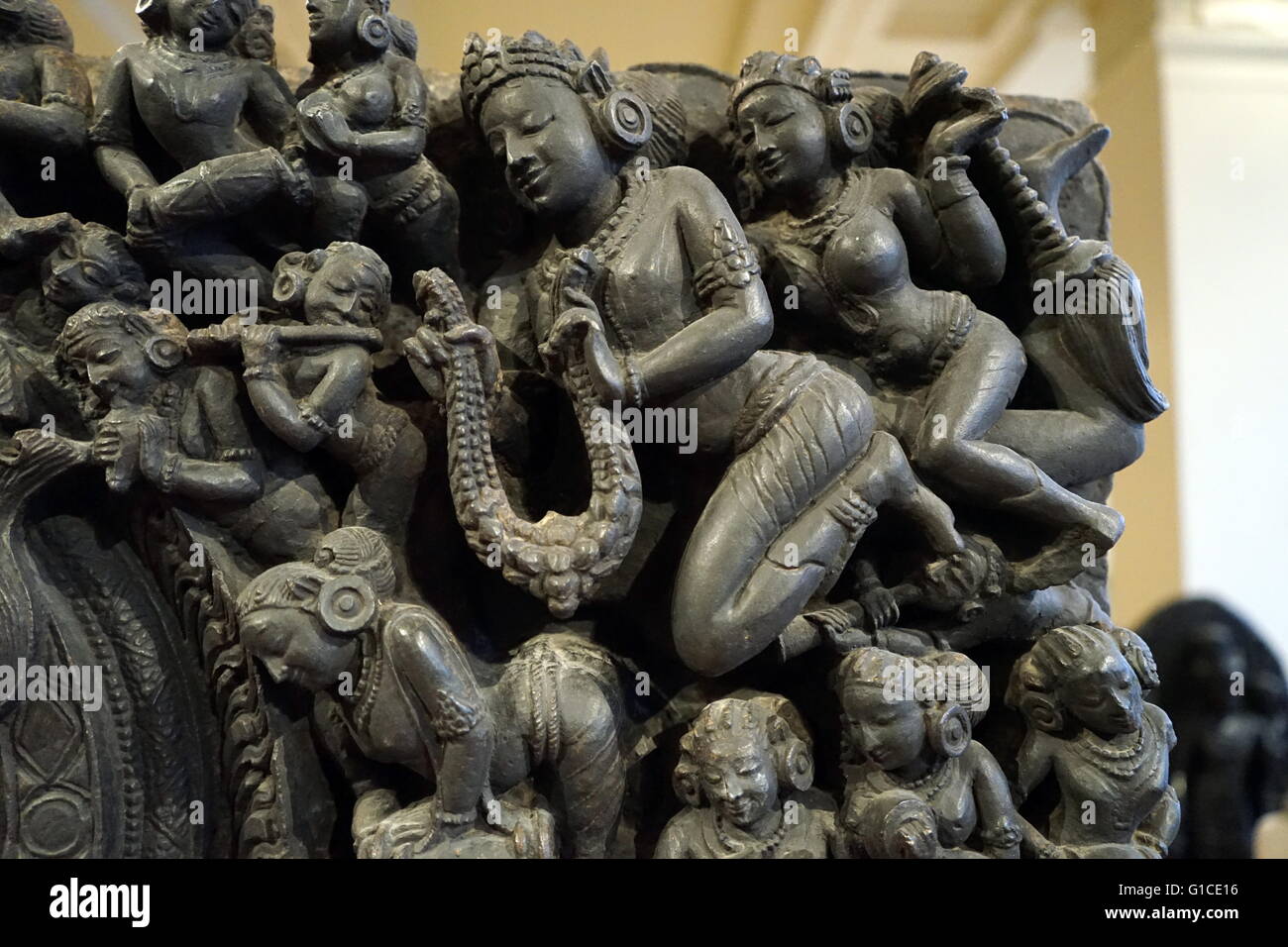 Detail einer Bronzestatue, die Darstellung der Gottheit Shiva und der Göttin Parvati als das ursprüngliche Göttliche Paar sitzt. Vom 12. Jahrhundert Stockfoto