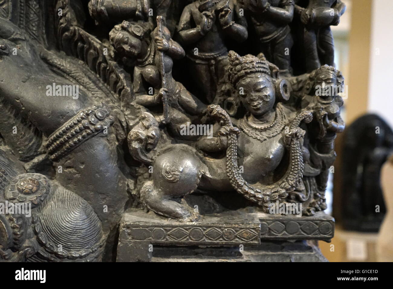 Detail einer Bronzestatue, die Darstellung der Gottheit Shiva und der Göttin Parvati als das ursprüngliche Göttliche Paar sitzt. Vom 12. Jahrhundert Stockfoto
