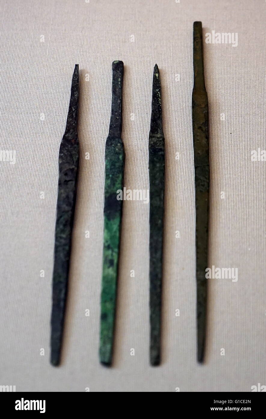 Vier Kupferlegierung Lanze Köpfe. Stockfoto