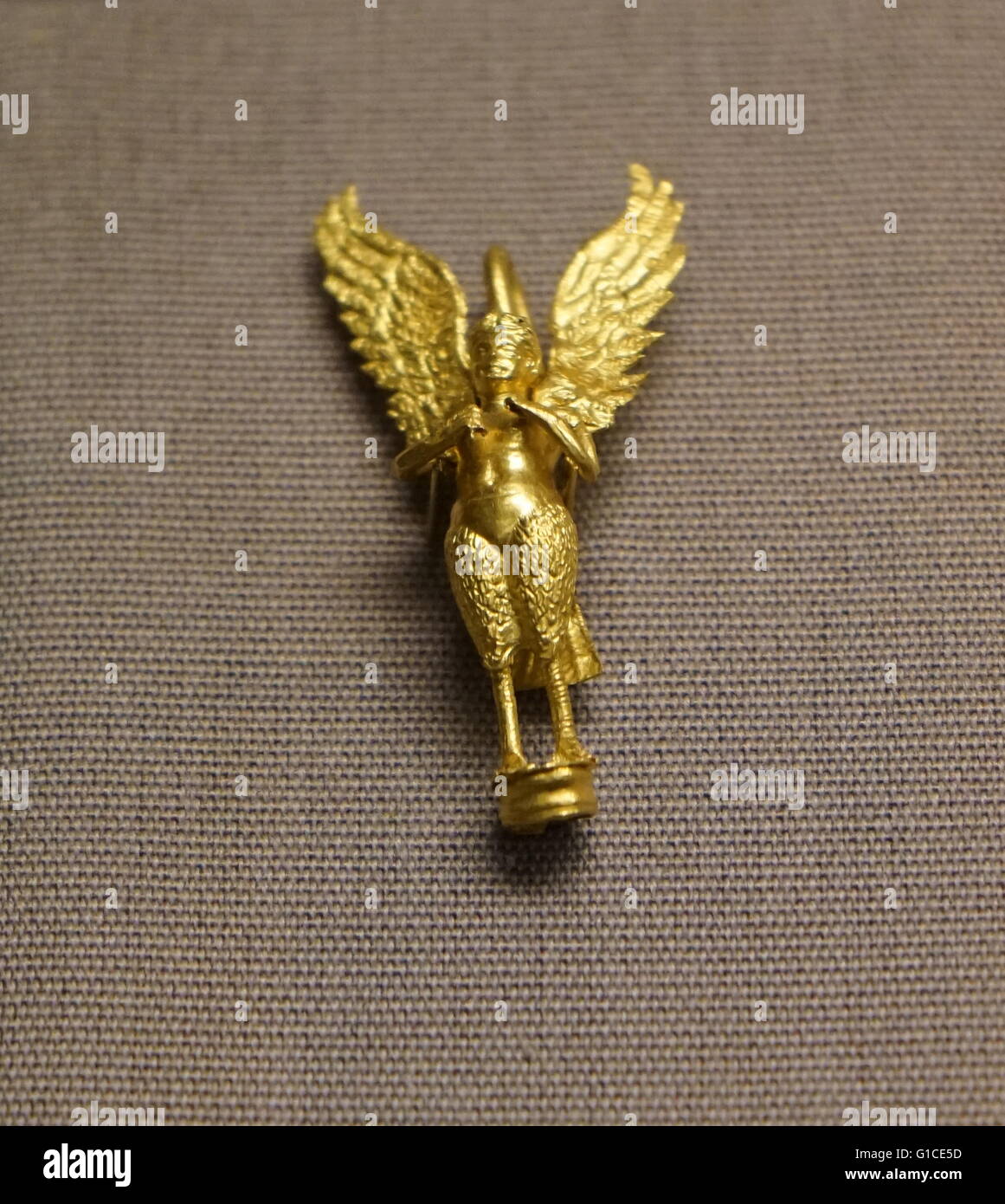 Gold Ohrringe, die die Form einer Sirene Stockfoto
