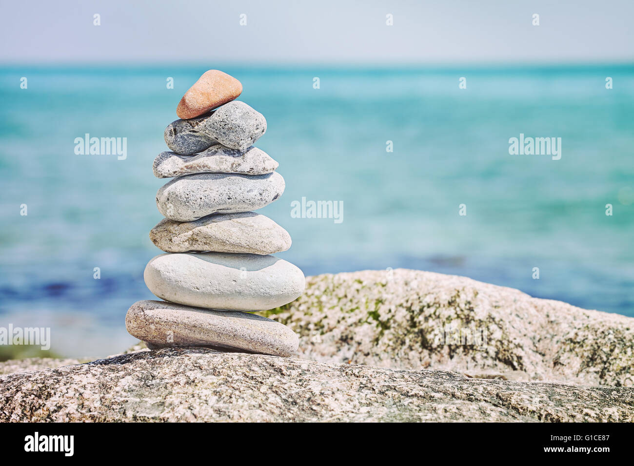Retro-getönten Steinen am Strand, Harmonie Konzept Hintergrund. Stockfoto