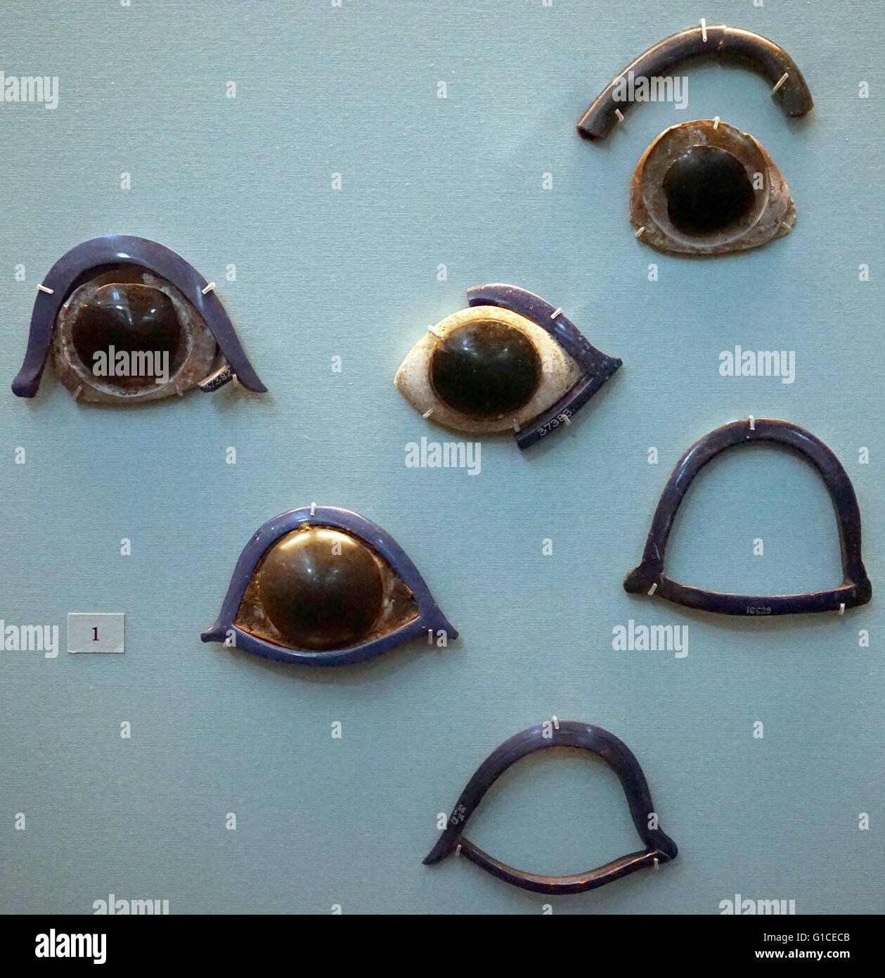 Augen für das Einfügen in Bull Mumie-Masken aus der Ptolemäerzeit. 350 v. Chr. datiert Stockfoto