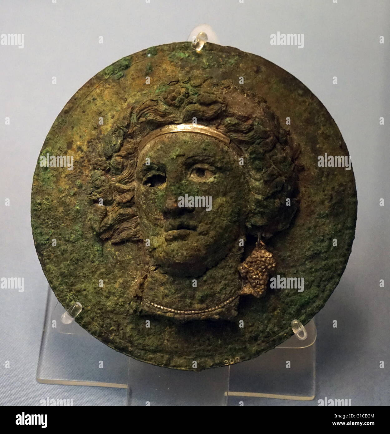 Bronze Spiegel Abdeckung mit dem Kopf einer Mänade oder Ariadne. Made in Griechenland. 330 v. Chr. datiert Stockfoto