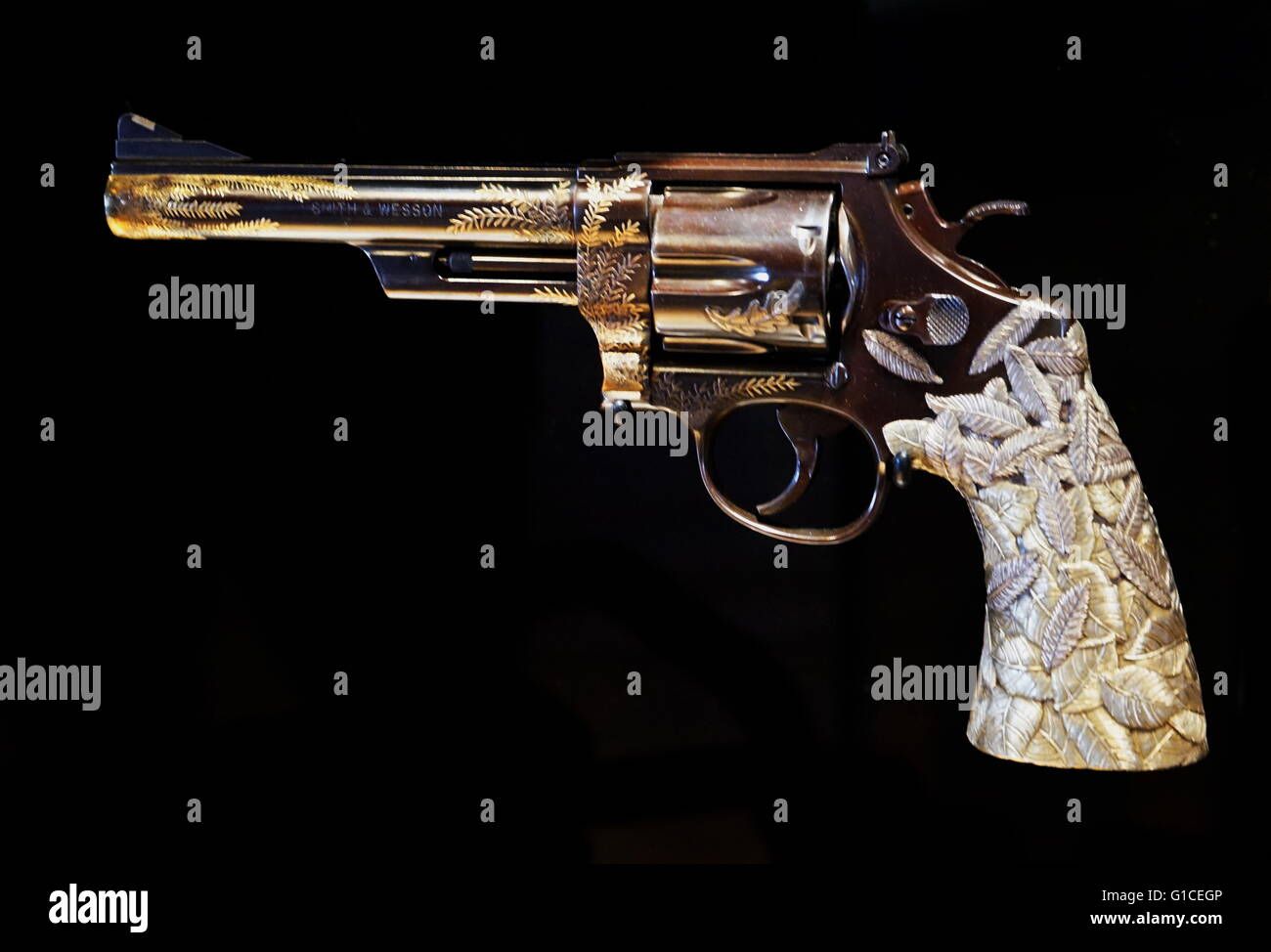 Die Jewelled Revolver.357 Magnum mit Rotgold, rote Emaille und Diamant Dekoration. Vom 1997 Stockfoto