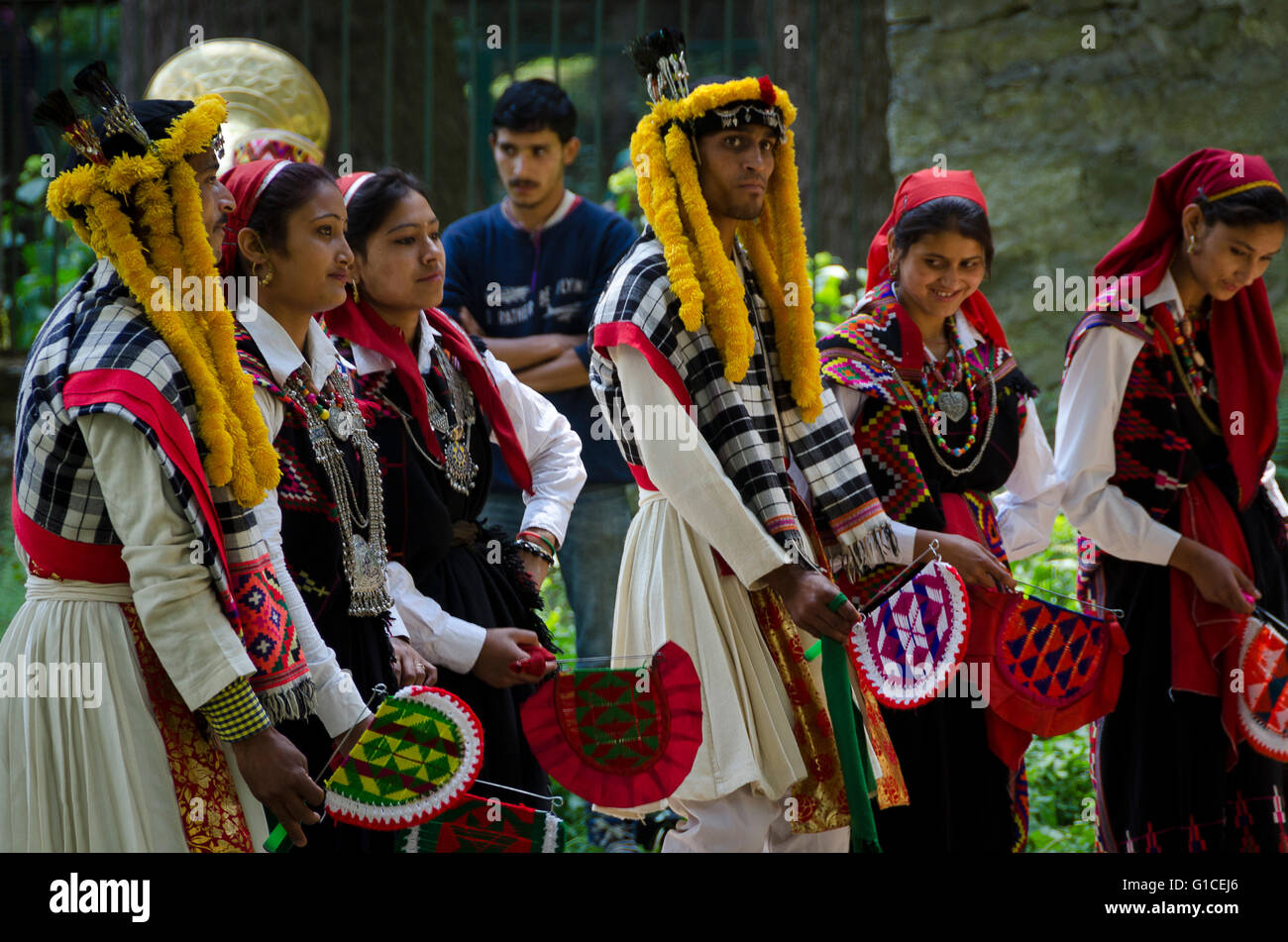 Traditionelle Kullu-Tal Volkstänzer, in der Nähe von Hadimba Tempel, Manali, Himachal Pradesh, Indien, Stockfoto