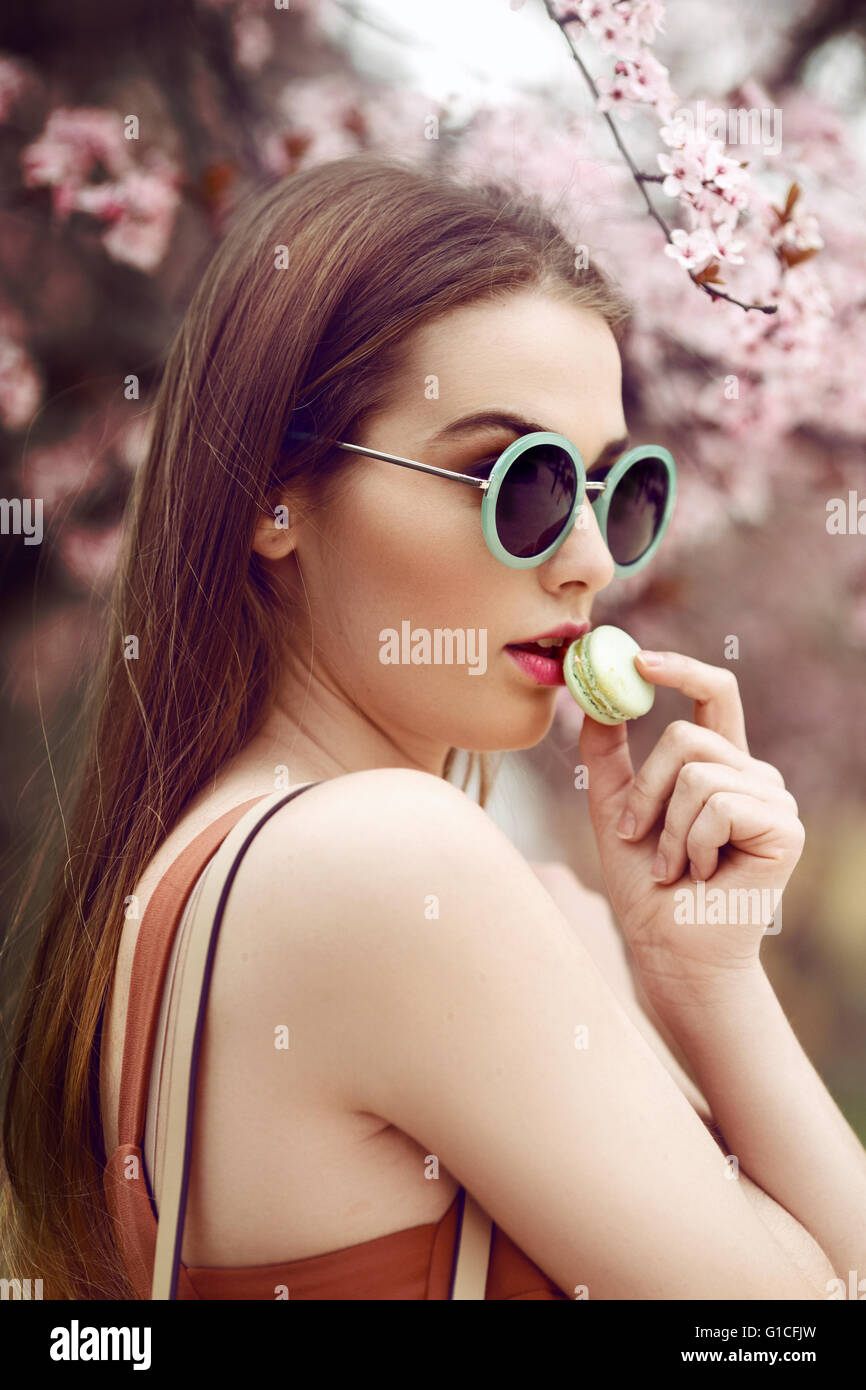 Mode-Porträt eines schönen Mädchens Essen grüne cookie Stockfoto