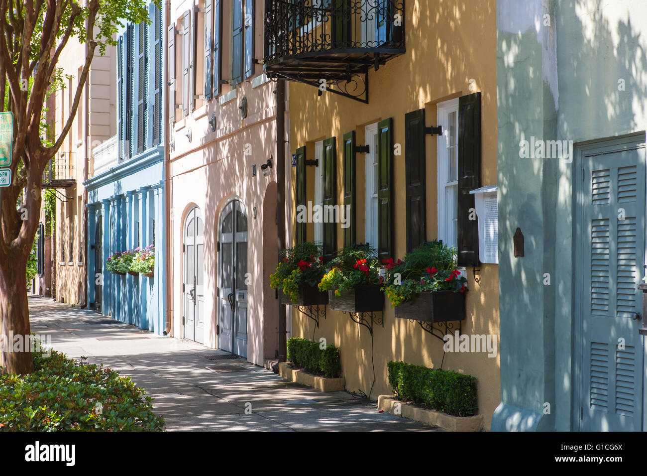 Bunten Reihenhäuser säumen Rainbow Row in Charleston, South Carolina. Stockfoto