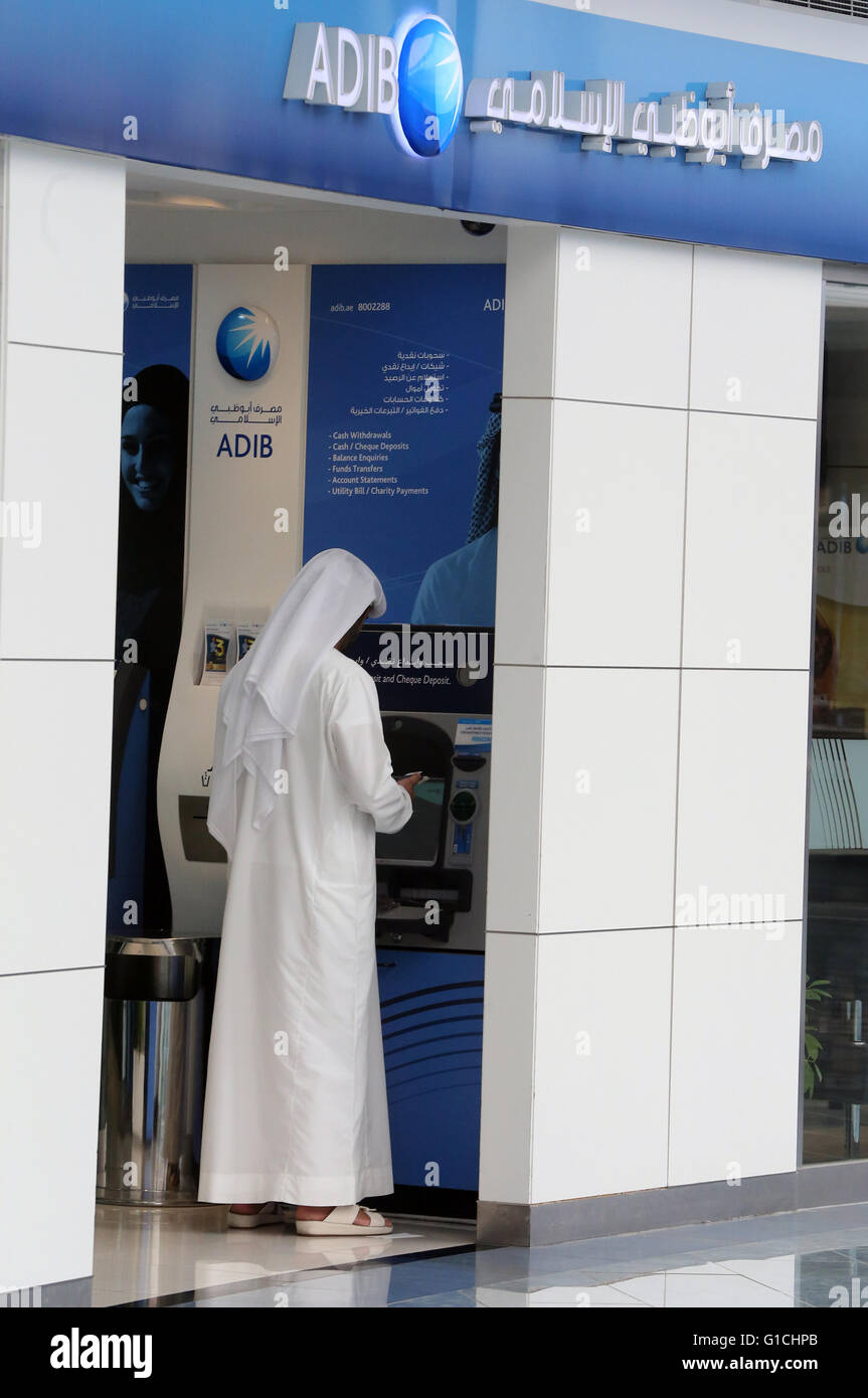 Marina Mall, Abu Dhabi, Vereinigte Arabische Emirate. Mann mit Automated Teller Machine (ATM).  Vereinigte Arabische Emirate. Stockfoto