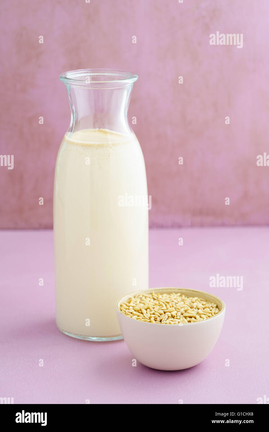 Hafermilch in einer Flasche Stockfoto