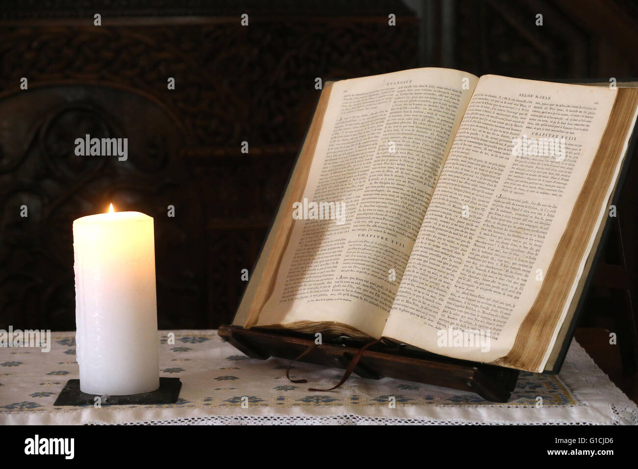 Carouge protestantischen Tempel.  Alte Bibel und Kirche Kerze.  Genf. Schweiz. Stockfoto