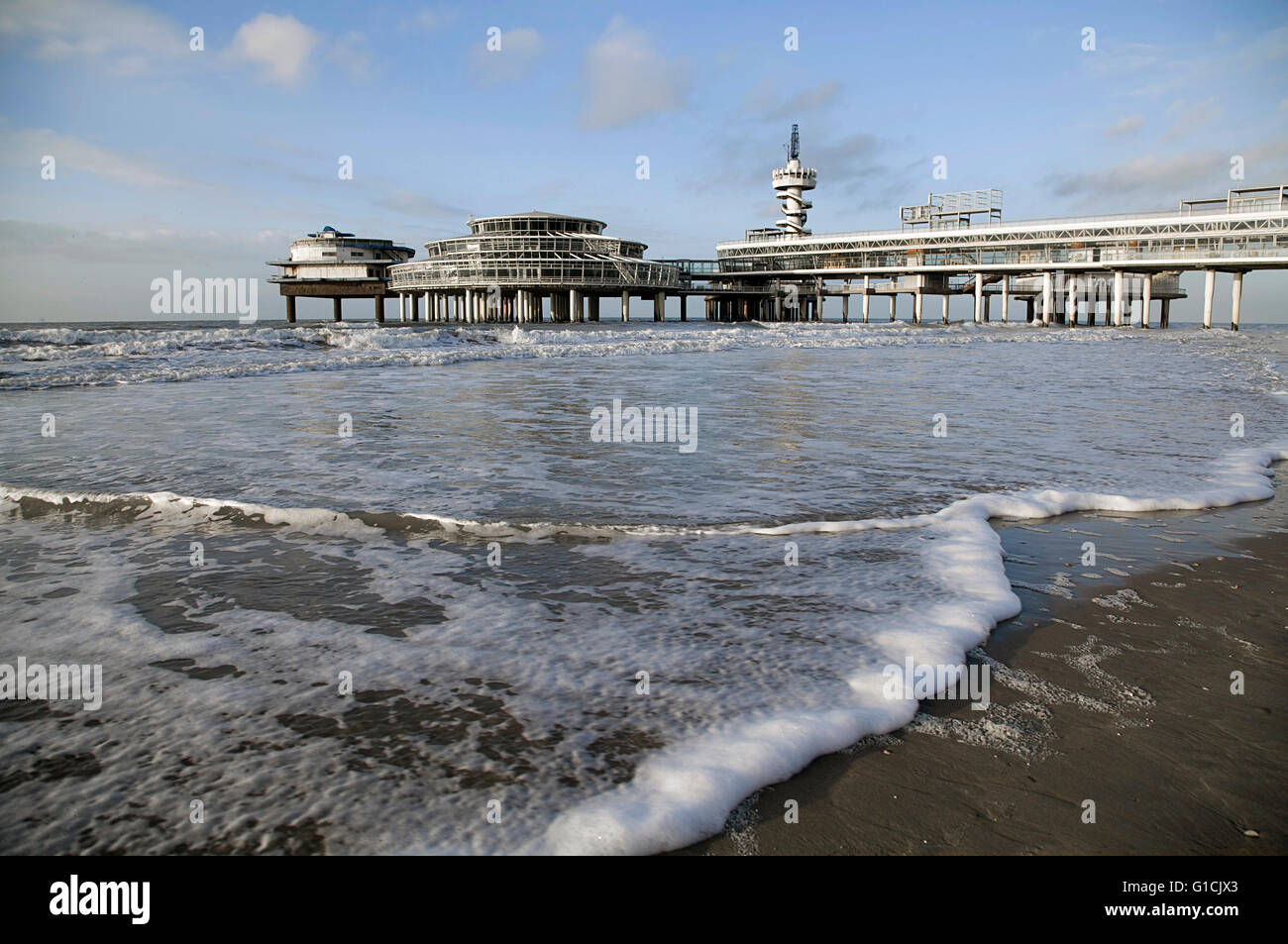 Pier am Strand von Scheveningen in den Haag, Niederlande Stockfoto