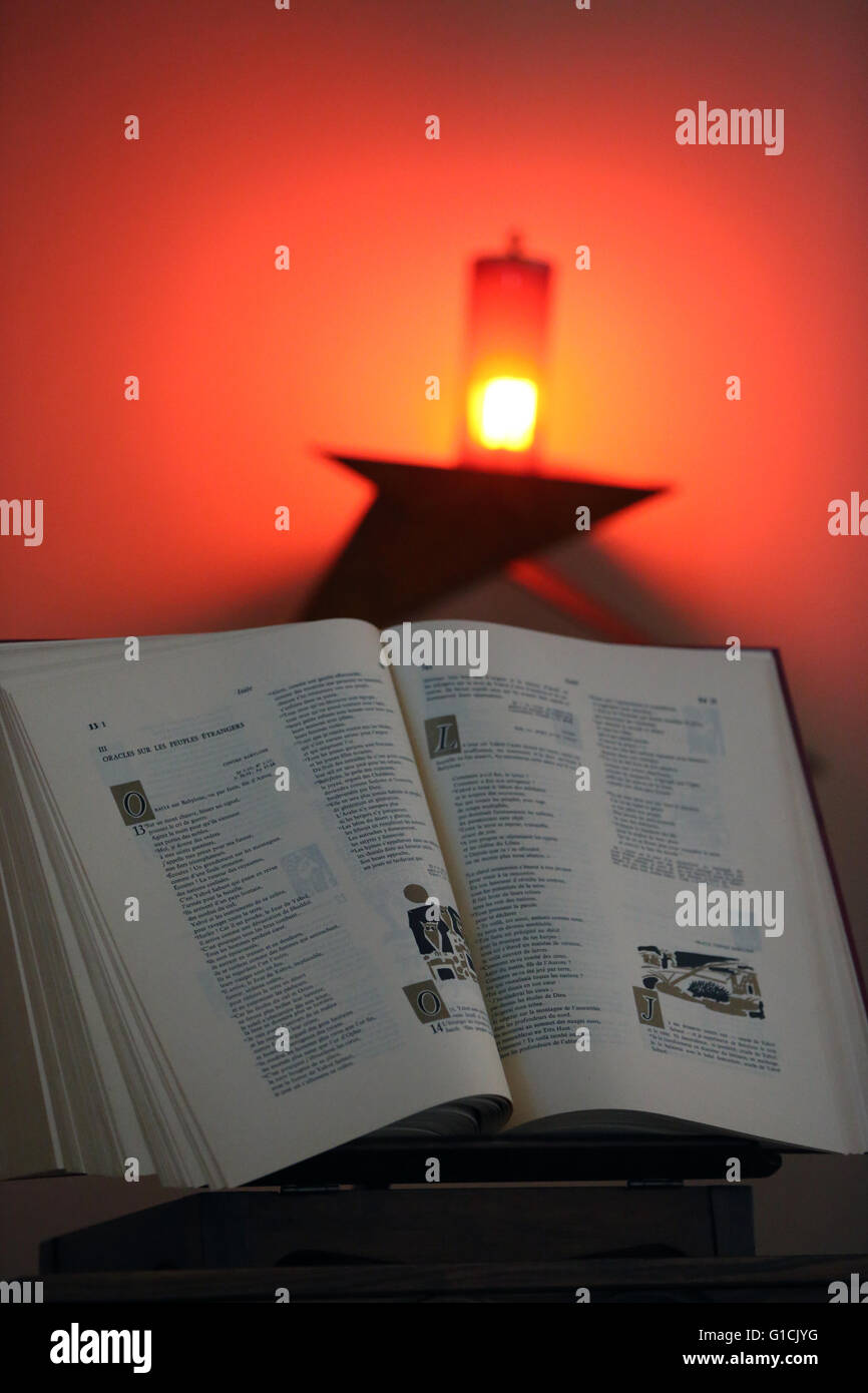 Nativity unserer Dame Kirche.  Heilige Bibel, Tabernakel und Tabernakel Lampe. Vernayaz. Schweiz. Stockfoto