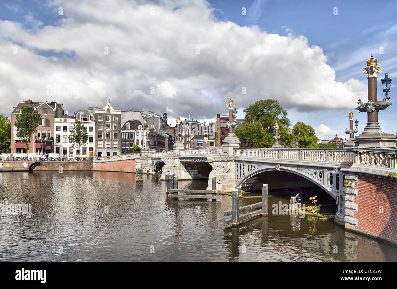 Historische Blauwbrug Brücke (blaue Brücke) in Amsterdam, Niederlande. Es verbindet den Rembrandtplein Bereich mit den Waterlooplein ar Stockfoto