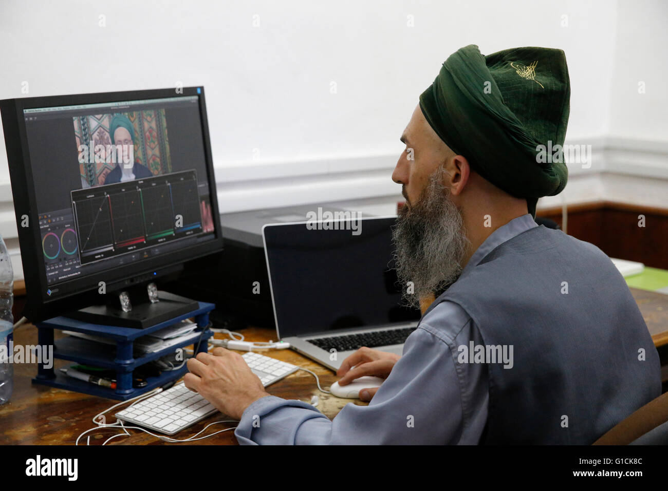 Naqshbandi Sufi Moslems Bearbeiten von Filmmaterial in Lefke Dergah, Zypern. Stockfoto