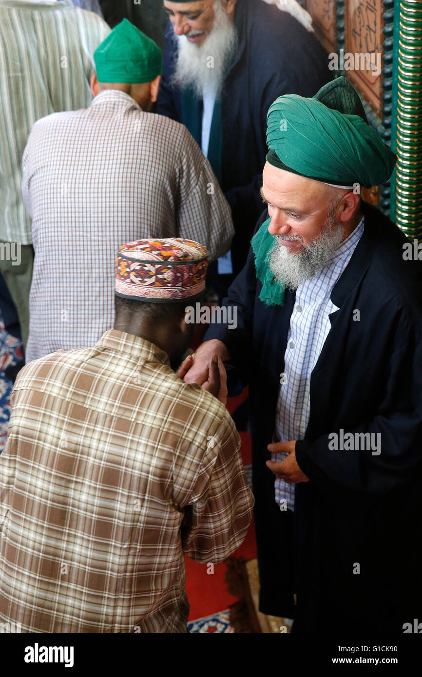 Naqshbandi Sufis Gruß der Cheikhs nach dem Gebet. Zypern. Stockfoto