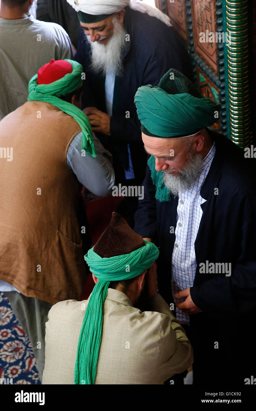 Naqshbandi Sufis Gruß der Cheikhs nach dem Gebet. Lefke. Zypern. Stockfoto