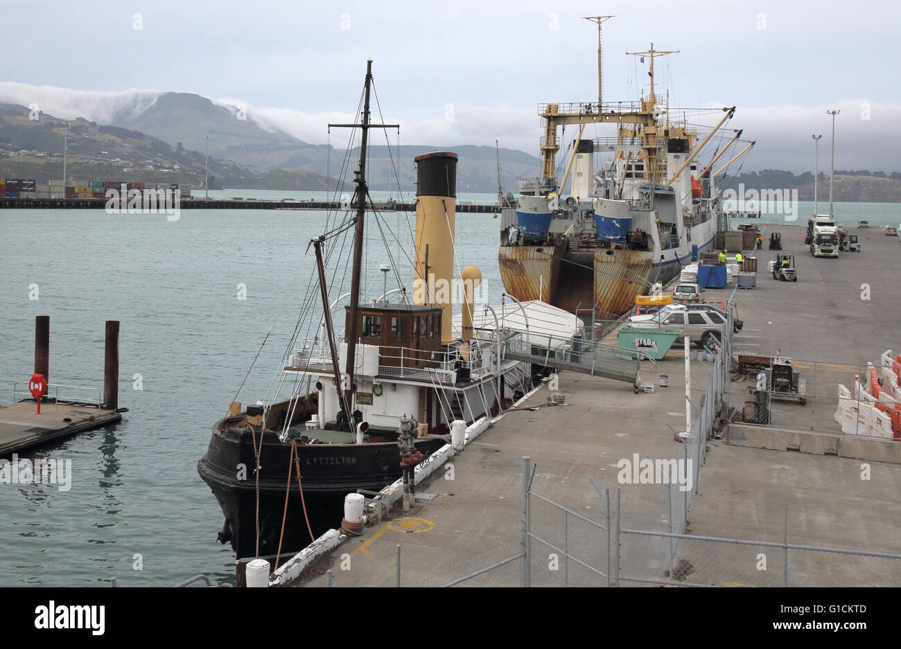 Schiffe im kleinen Hafen von Lyttelton, Neuseeland Stockfoto