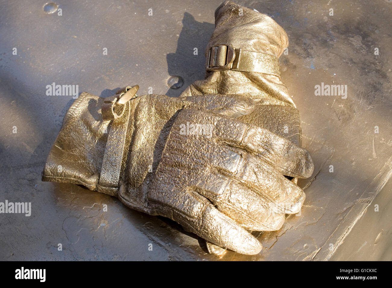 Goldene handschuhe -Fotos und -Bildmaterial in hoher Auflösung – Alamy