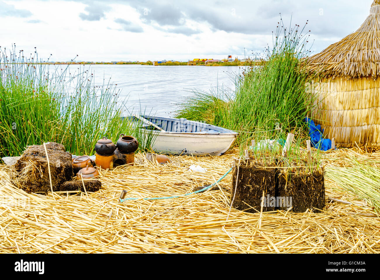 Schwimmende Insel Los Uros im Titicaca-See in Puno, Peru Stockfoto