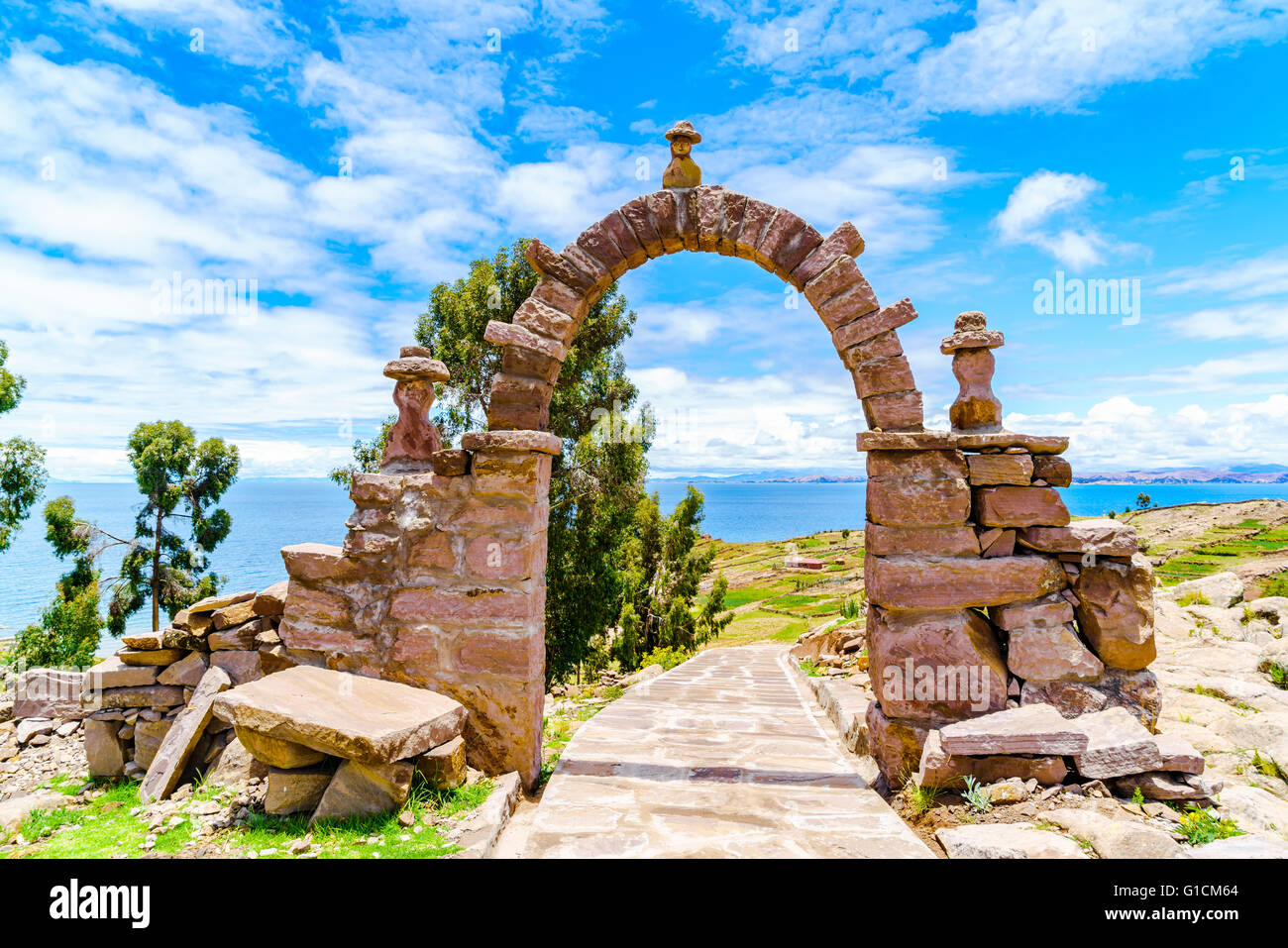 Der Steinbogen führt zum Hauptplatz von Taquile Insel im Lake Titicaca Puno, Peru Stockfoto
