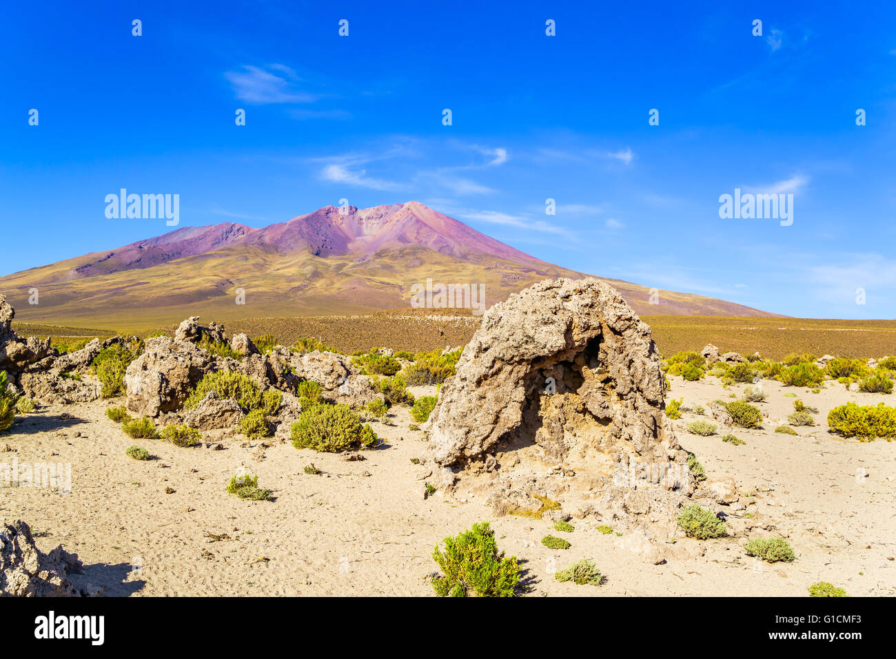 Ansicht der schlafende Vulkan und Wüste im Nationalpark, Uyuni, Bolivien Stockfoto