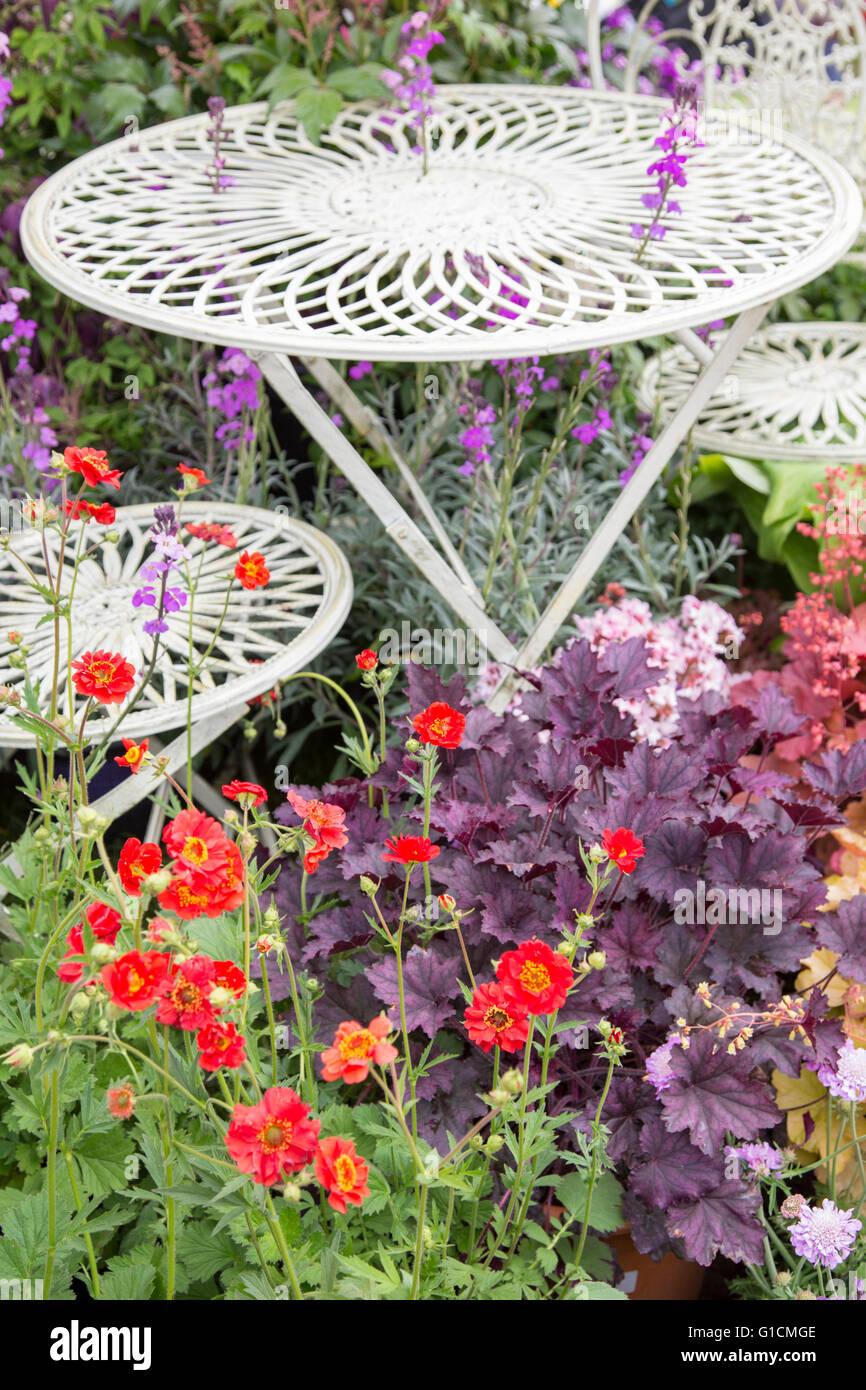 Gartensitzplatz in eine Blume Bett, England, UK Stockfoto