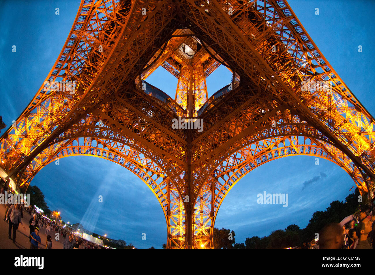 Eiffelturm, Nationalfeiertag, 2015, Dämmerung, Paris, Frankreich: Fisheye Ansicht von unten Stockfoto