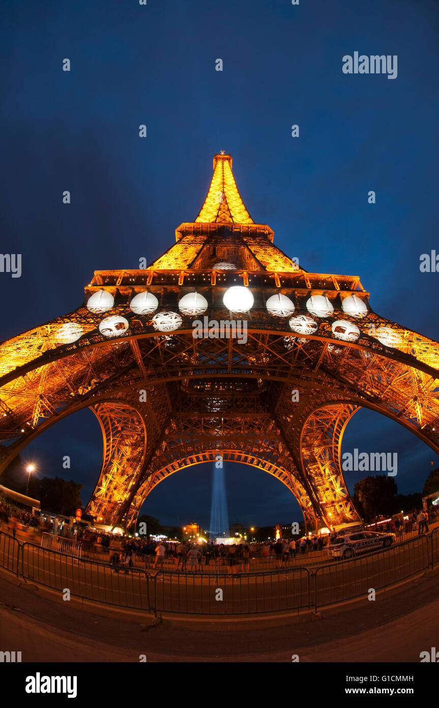 Eiffelturm, Nationalfeiertag, 2015, Dämmerung, Paris, Frankreich Stockfoto
