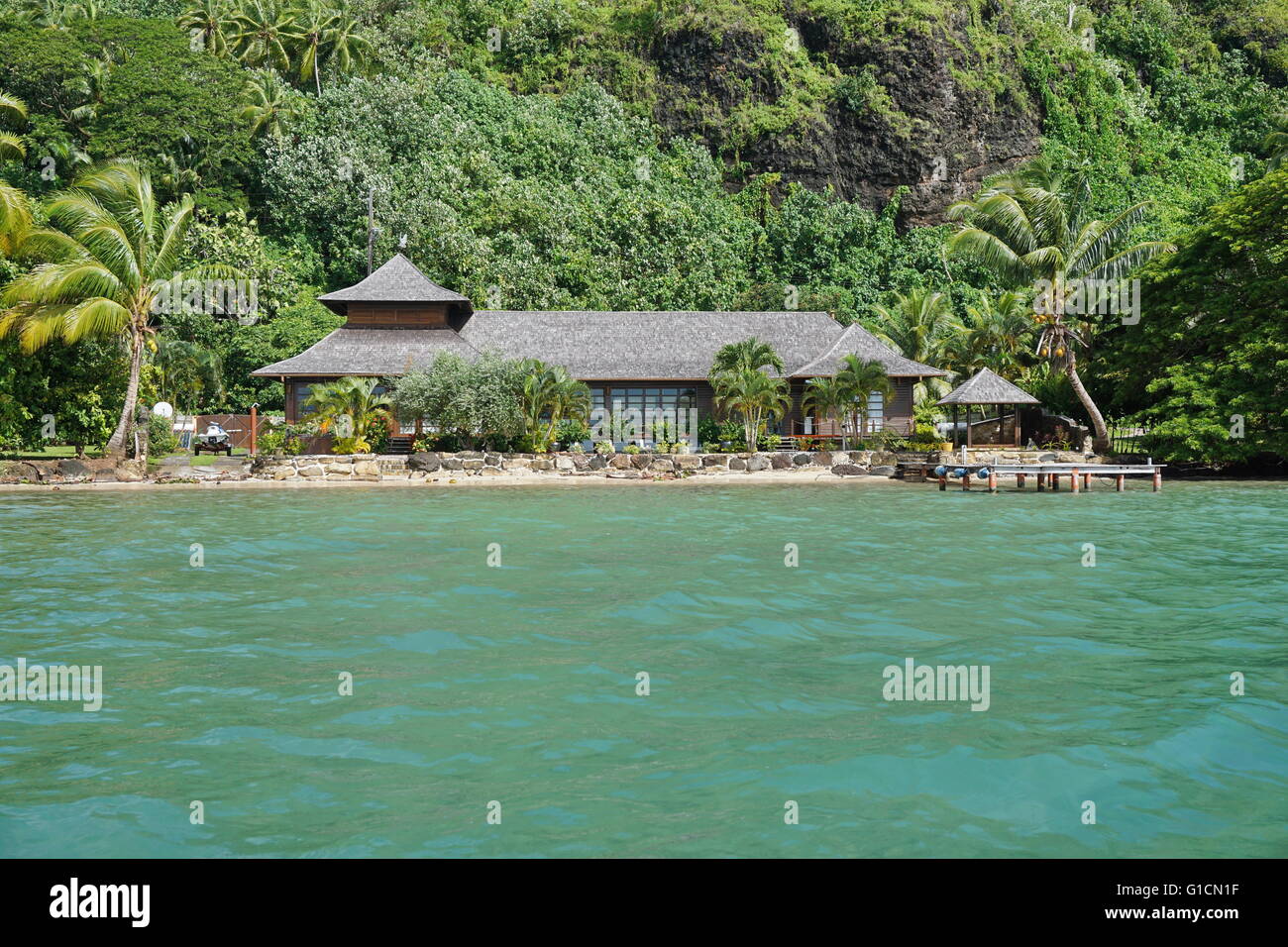 Direkt am Meer zu Hause auf der Küste von Huahine Insel, Pazifik, Gesellschaftsinseln, Französisch-Polynesien Stockfoto