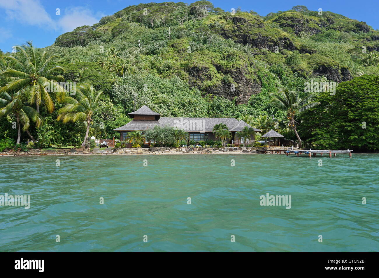 Seegrundstück mit tropischen Heimat und grüne Vegetation, Insel Huahine, Pazifischer Ozean, Gesellschaftsinseln, Französisch-Polynesien Stockfoto