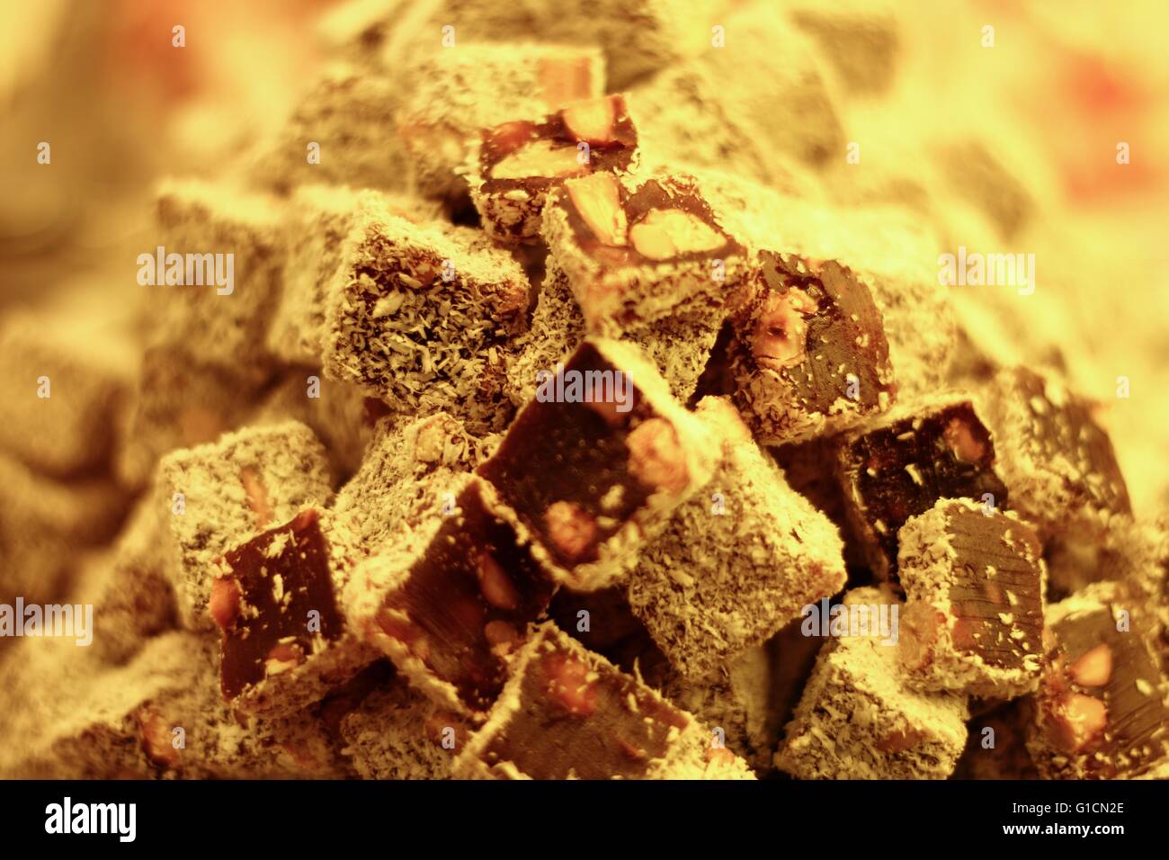 Lokoum orientalische Süßigkeiten türkische Freuden λουκούμια με ξηρούς καρπούς γλυκά ανατολής Stockfoto