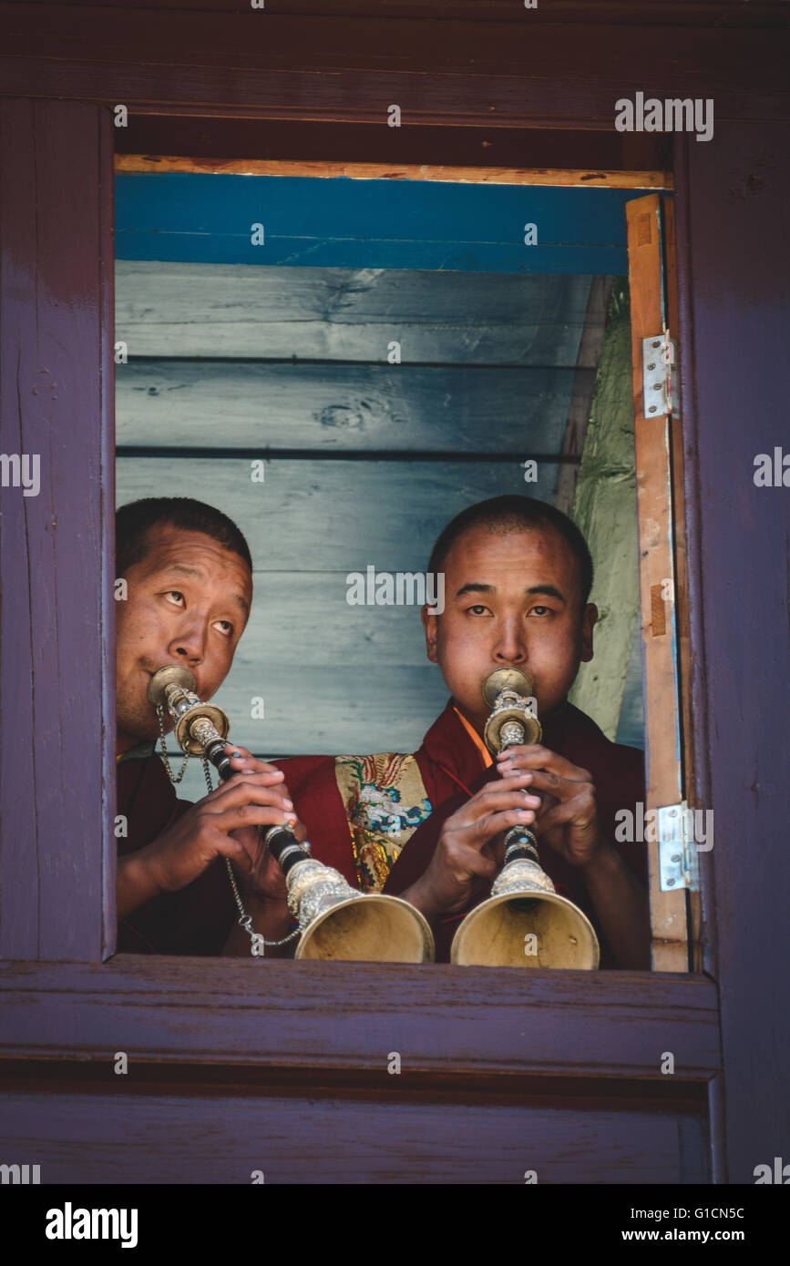 Der Klang der Hörner zu Beginn der Mani Rimdu Festspiele in Tengboche, Nepal zu verkünden Stockfoto