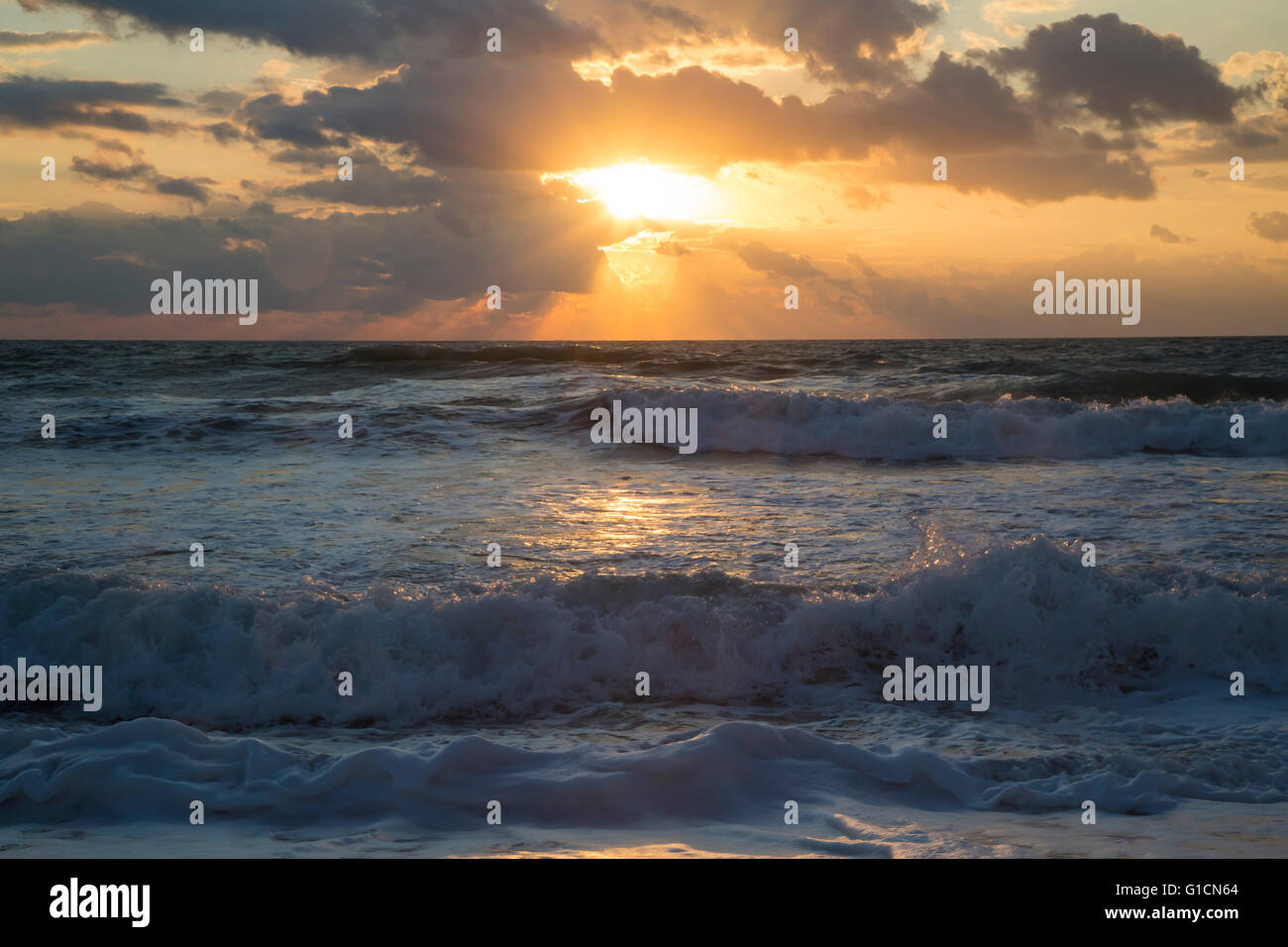 Indialantic, Florida - Sonnenaufgang über den Atlantik von der Ostküste Floridas. Stockfoto