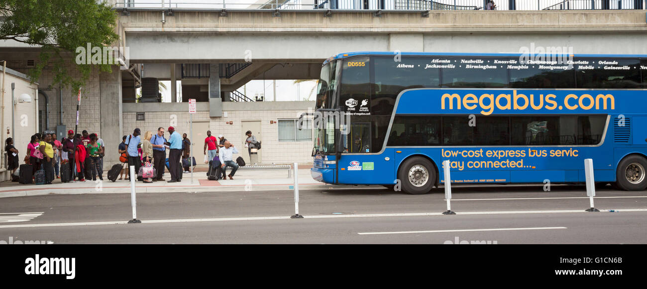 Jacksonville, Florida - Menschen warten, um einen Megabus an Bord. Stockfoto