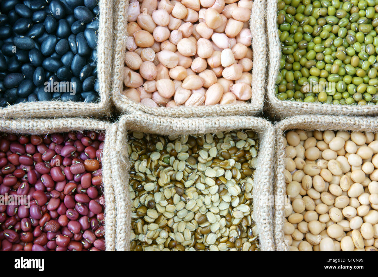 Sammlung von Korn, grüne Bohnen, rote Bohnen, Sojabohnen, schwarze Bohnen, Getreideprodukt ist gesunde Ernährung, Ernährung, Essen, Faser Stockfoto