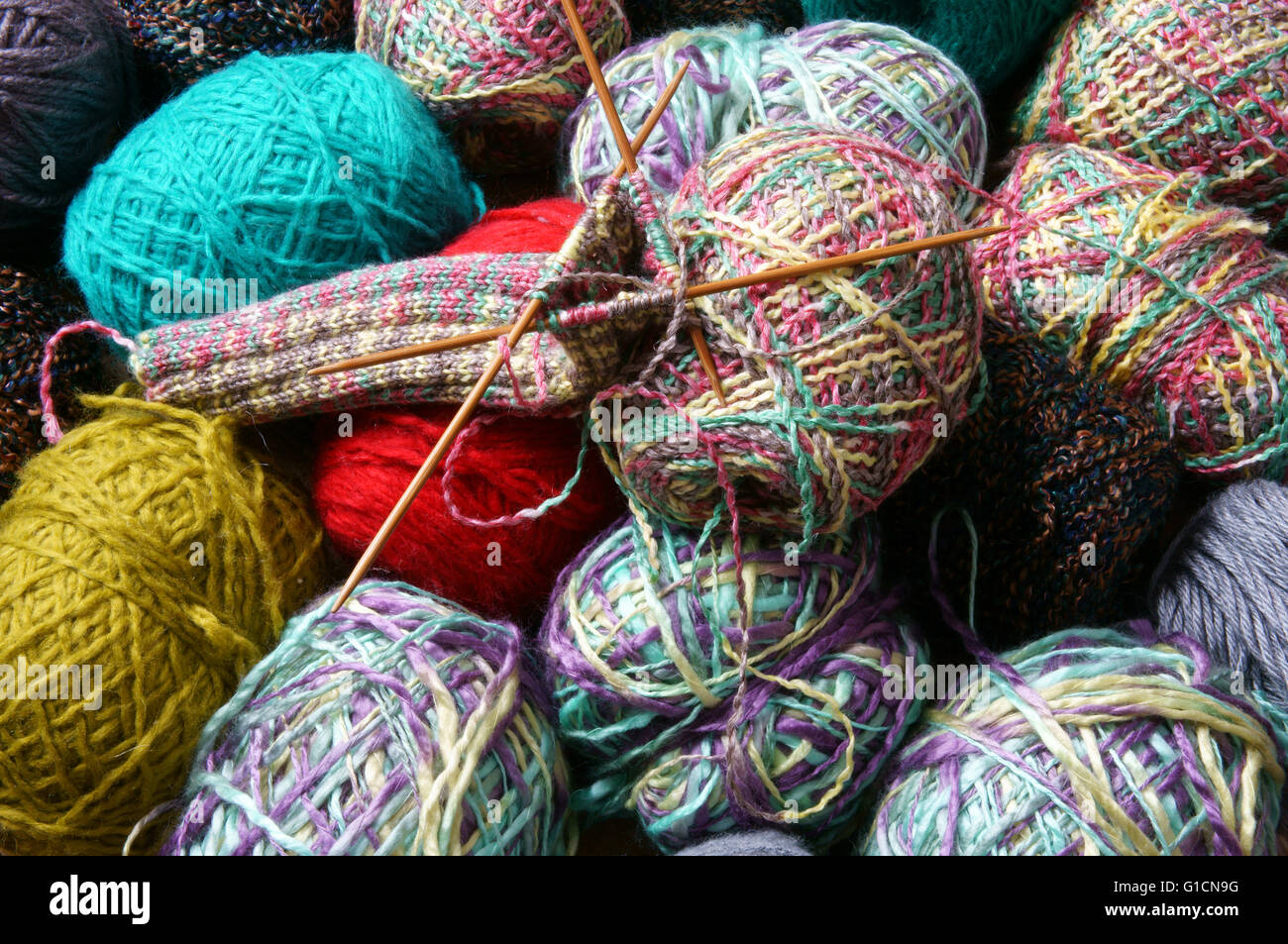 Frauen Handstricken Wollhandschuhe zu Weihnachtsgeschenk, ein besonderes Geschenk für kalte Winter, bunte Wolle Ball, zwei-Punkt-Nadel Stockfoto